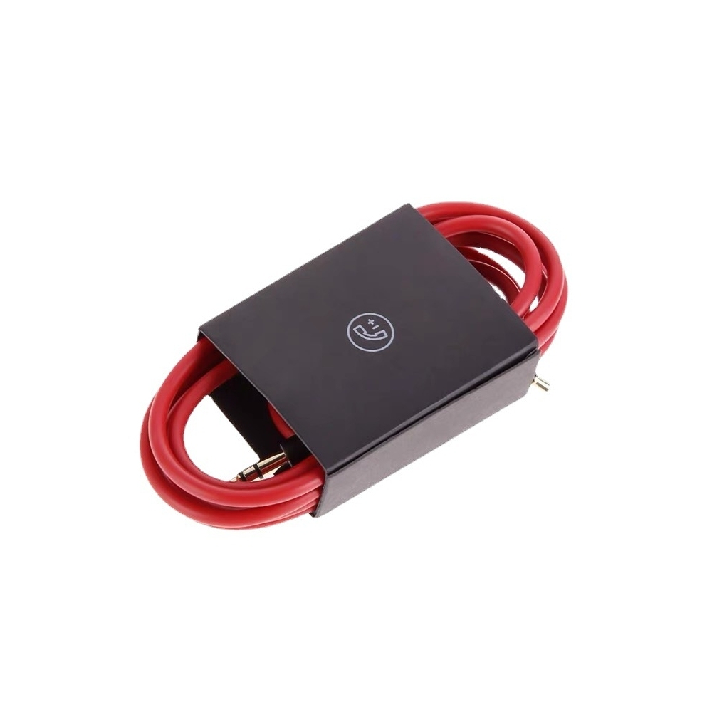 Rotes Audiokabel, das in einer schwarzen Schachtel mit einem weißen Logo aufgerollt ist, vor einem weißen Hintergrund.
