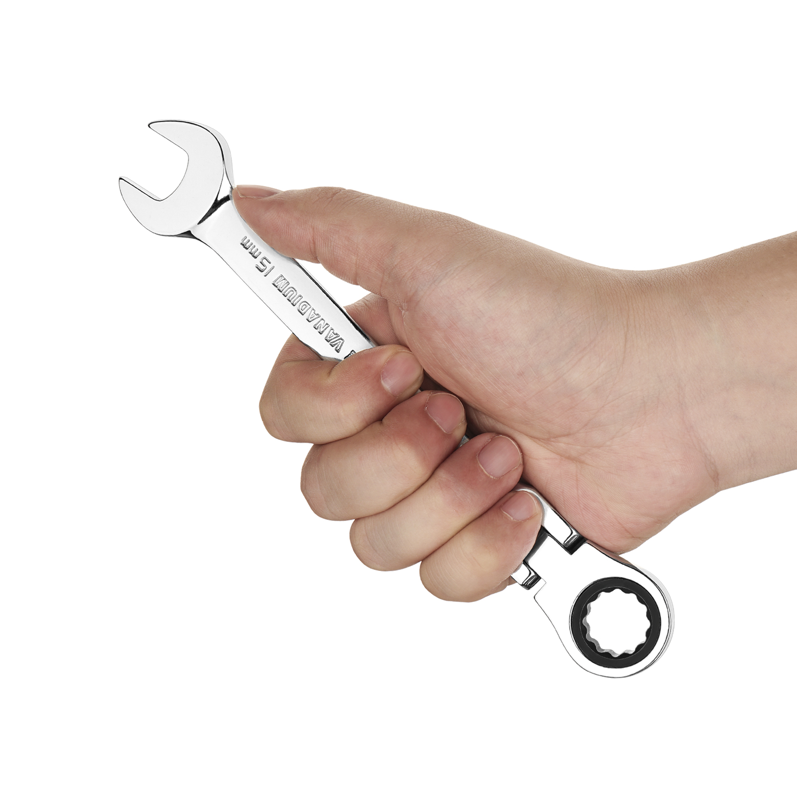 Una mano tiene una chiave a cricchetto argentata da 15 mm su uno sfondo bianco.