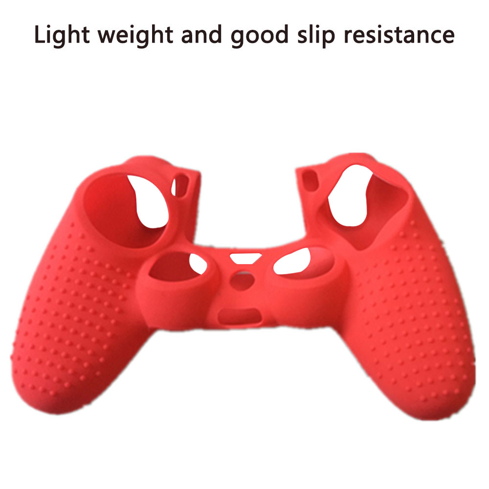 Rote Silikonabdeckung für einen Gamecontroller mit strukturierten Griffen, die Komfort und Kontrolle beim Spielen verbessert.
