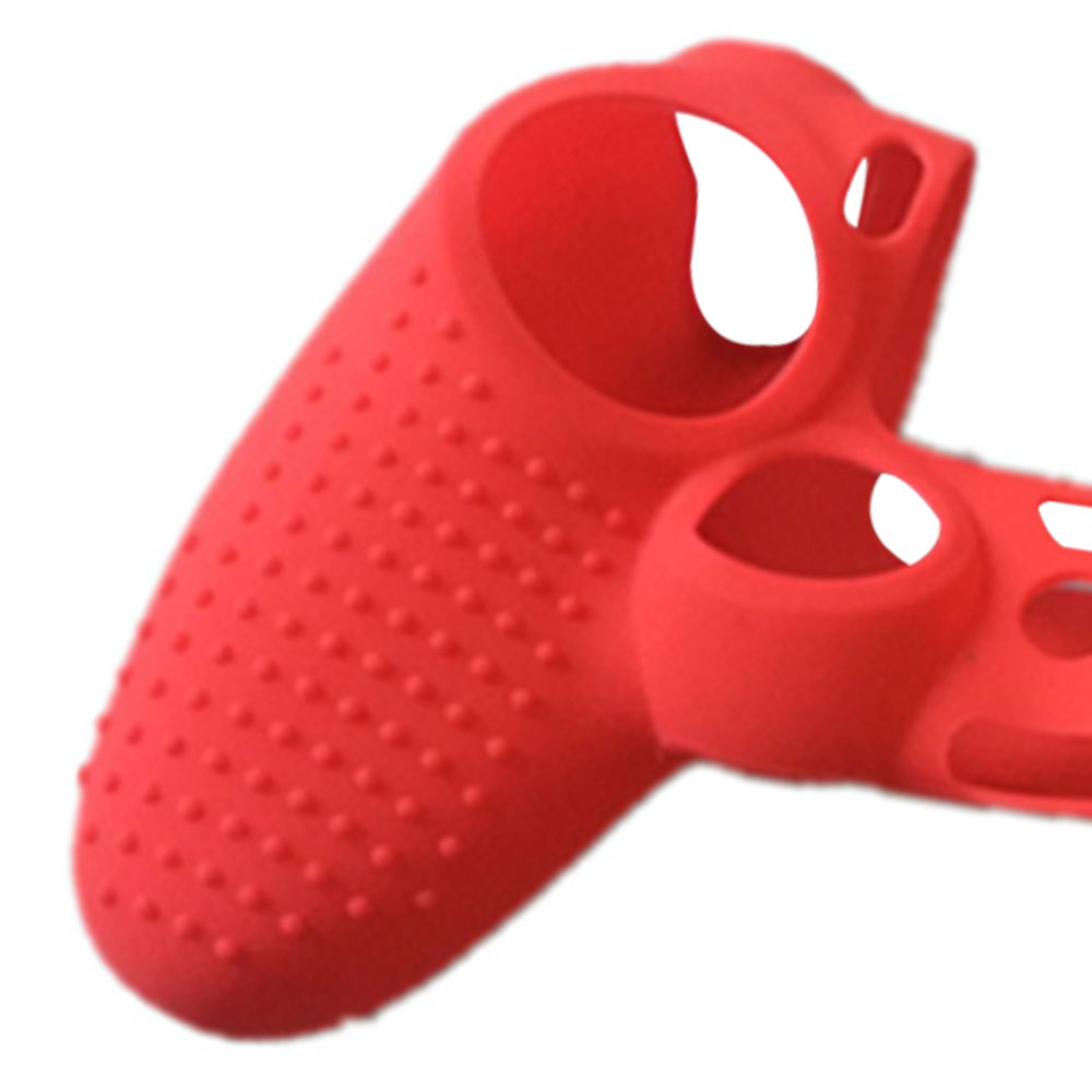 Nahaufnahme einer roten Silikonabdeckung für einen Gamecontroller, die einen strukturierten Griff für verbesserte Kontrolle zeigt.