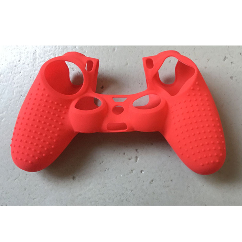 Eine leuchtend rote Silikonabdeckung für einen Gamecontroller, die den Grip und den Schutz mit strukturierten Details verbessert.