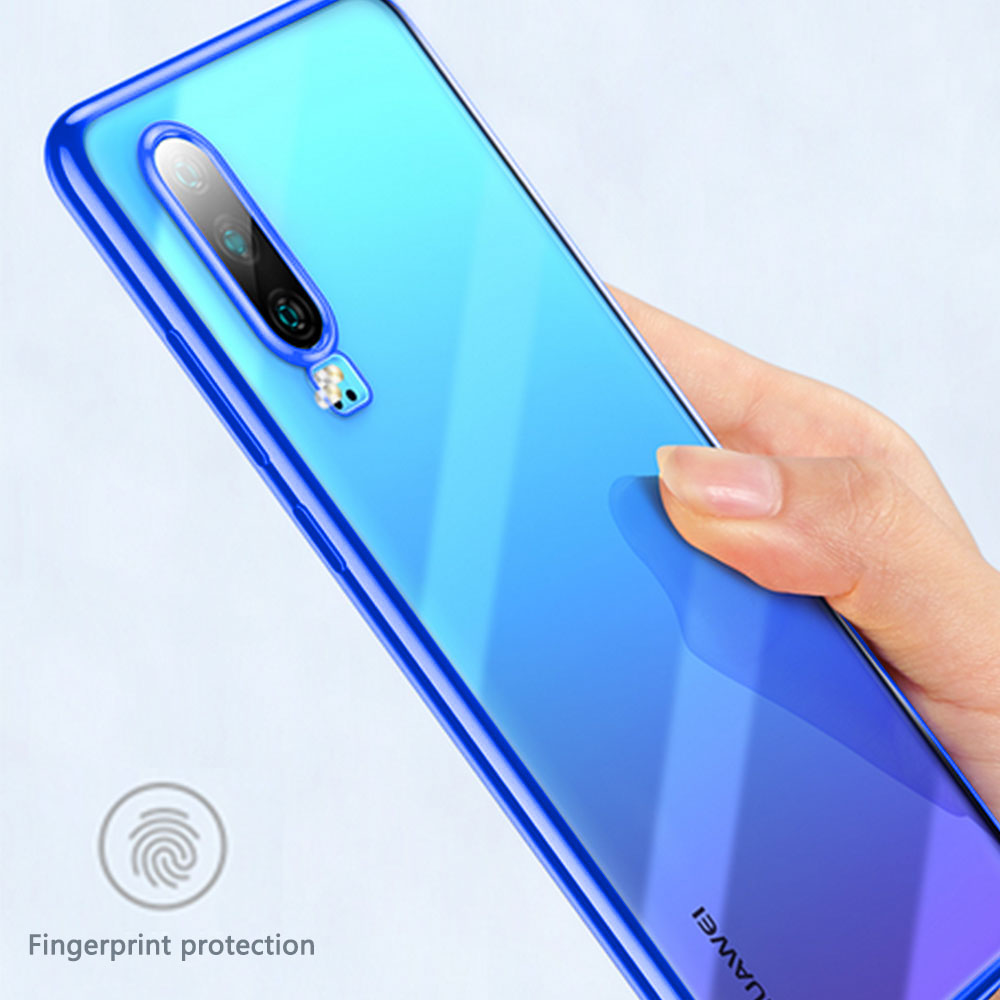 Das Foto zeigt eine Hand, die eine blau verlaufende Handyhülle hält, wobei die Kamera des Handys sichtbar ist.