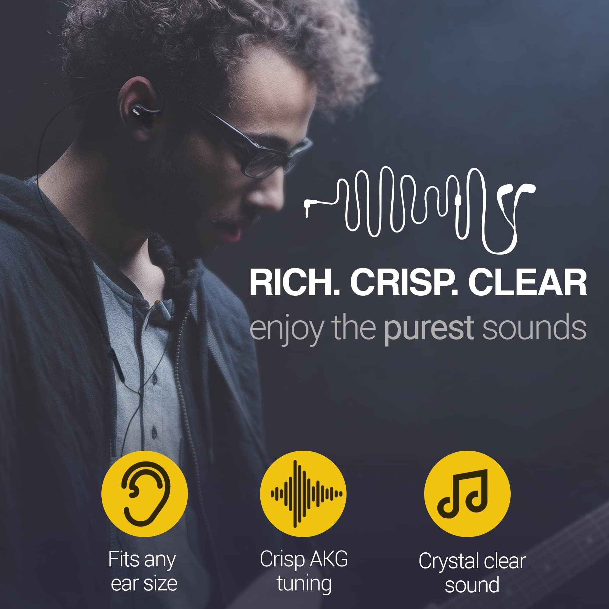 Eine Person mit Brille hört Musik mit Kopfhörern. Der Text lautet: Reichhaltig. Knackig. Klar.