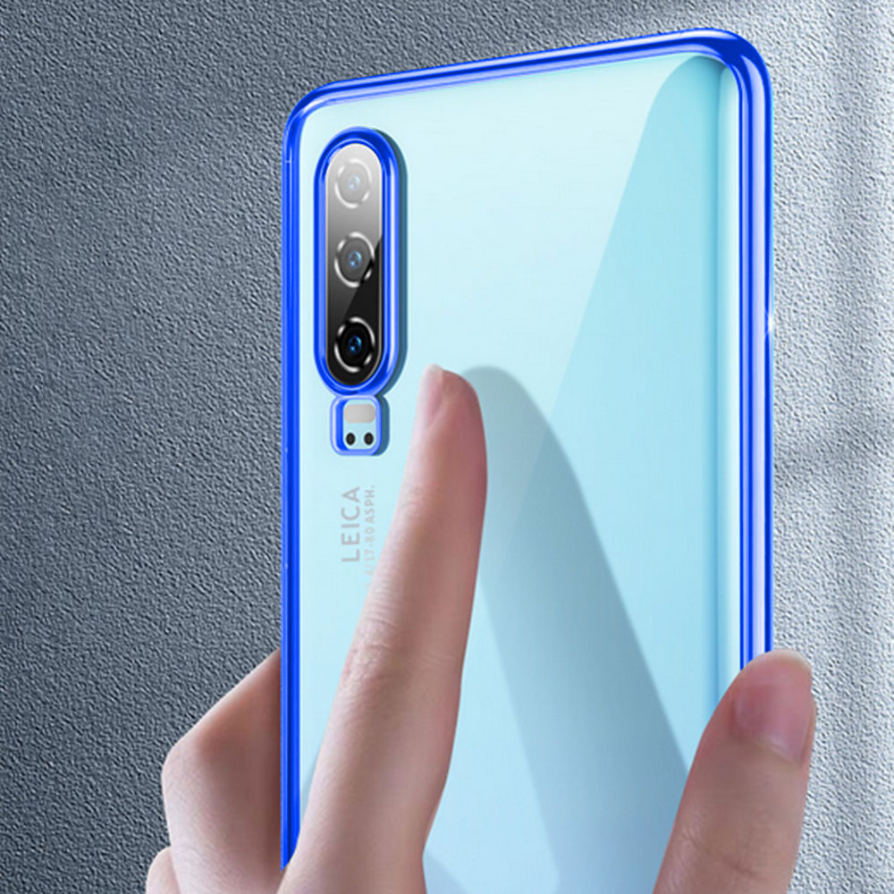 Eine Hand berührt ein Telefon mit einer blauen Hülle in der Nähe der Kameralinsen in der oberen Ecke.