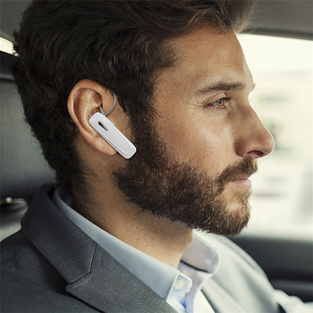 Mann mit Headset im Auto, Seitenprofil.