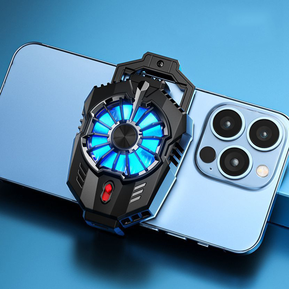 Ein schwarzer und silberner Telefonkühler mit blauem Lüfter ist an der Rückseite eines blauen Smartphones befestigt.