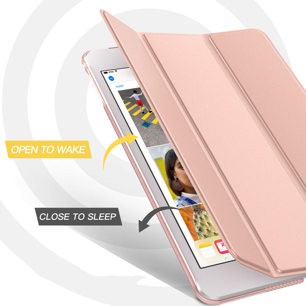 Ein rosa iPad mit gefaltetem Cover. Das Cover öffnet sich und zeigt den Bildschirm mit App-Symbolen und Fotos.