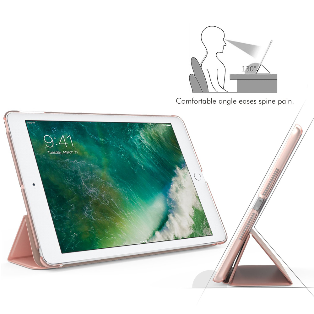 Ein rosa iPad in einem Winkel aufgestellt. Ein Diagramm zeigt den idealen Betrachtungswinkel zur Reduzierung von Rückenschmerzen.