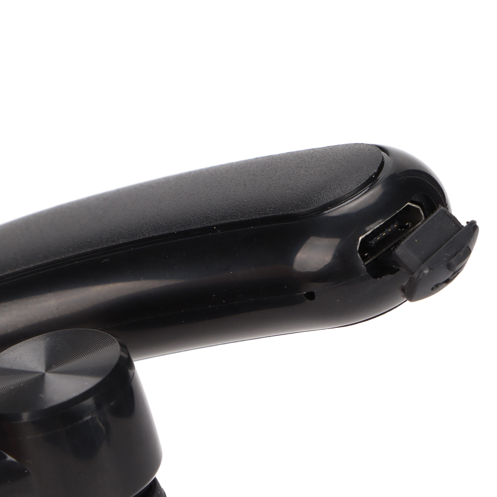 Nahaufnahme eines schwarzen kabellosen Ohrhörers, der den Micro-USB-Ladeanschluss zeigt.