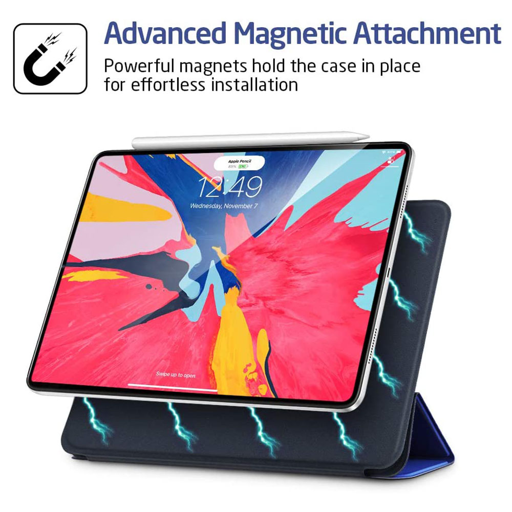 Ein Tablet mit einem farbenfrohen Bildschirm ist magnetisch an einer blauen Klapphülle befestigt, mit einem weißen Stift darauf.