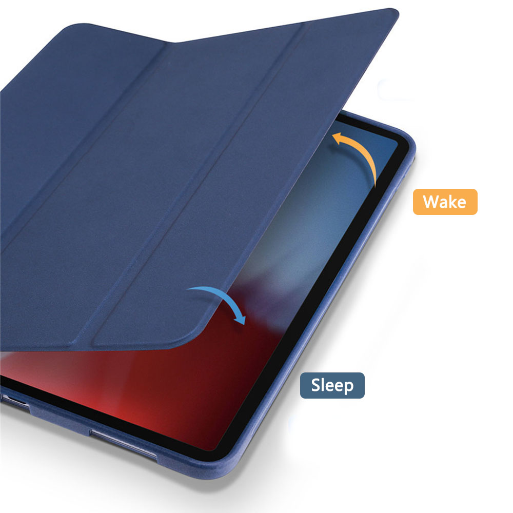 Eine blaue Tablet-Hülle ist teilweise geöffnet und gibt den Blick auf den Tablet-Bildschirm frei. Pfeile zeigen die Weck- und Schlaffunktionen an.