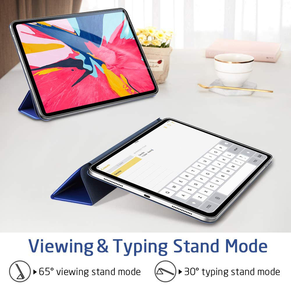 Zwei Tablets in blauen Hüllen stehen auf einem Tisch, eines im Betrachtungsmodus und das andere im Tippmodus.
