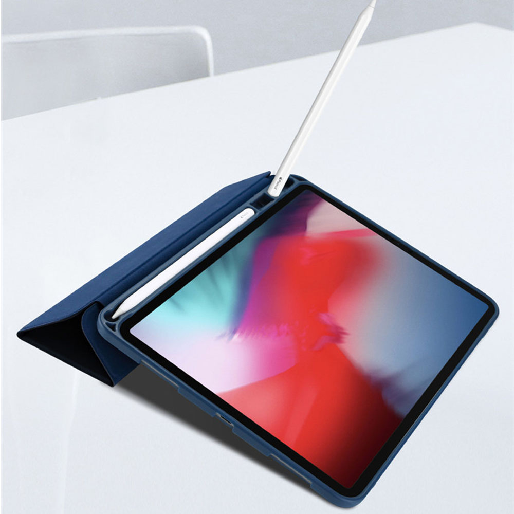 Eine blaue Tablet-Hülle hält ein Tablet und einen Stift, die auf einer weißen Oberfläche abgewinkelt sind.