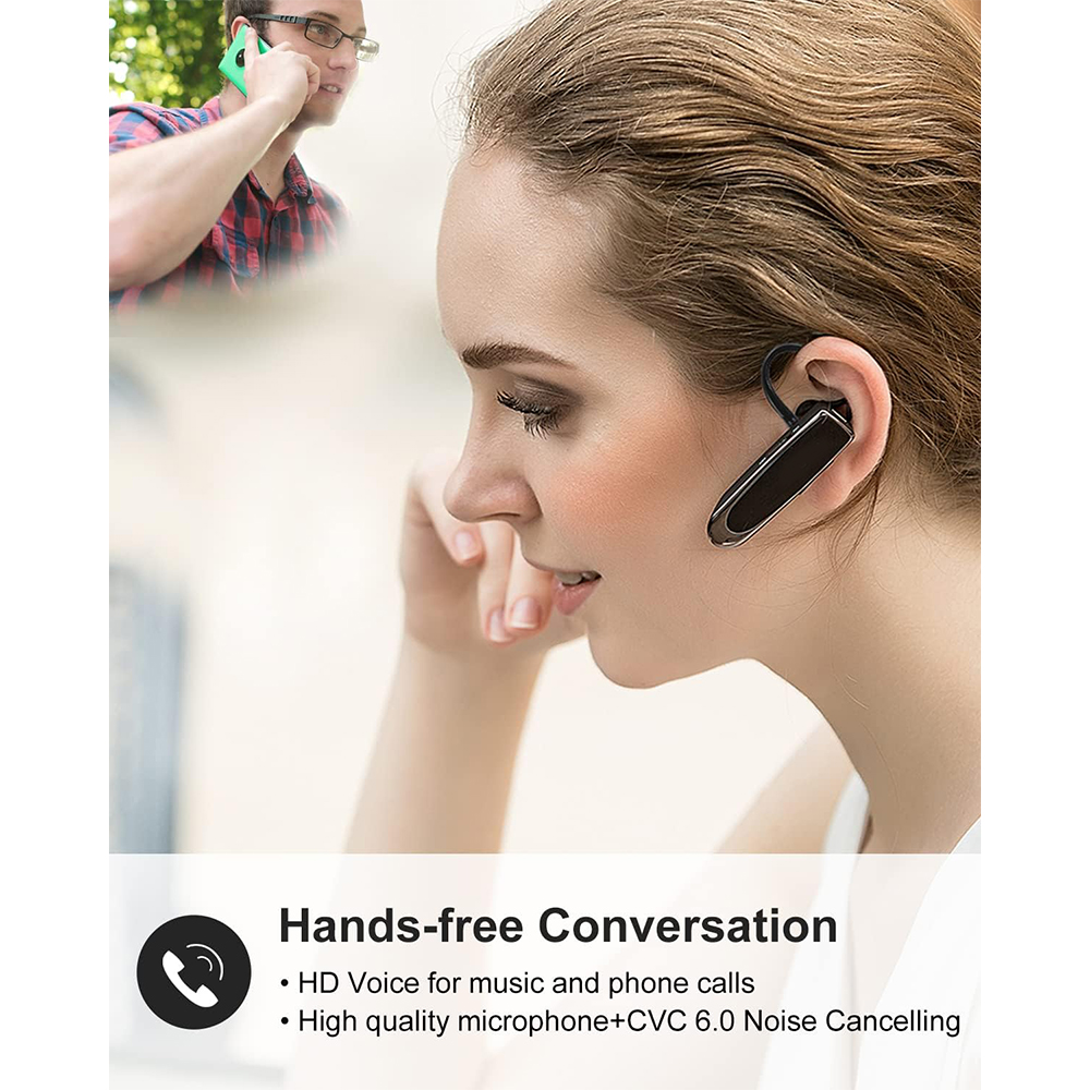 Eine Frau trägt ein schwarzes Headset, im Hintergrund ein Mann am Telefon. Der Text weist auf eine Freisprechfunktion hin.