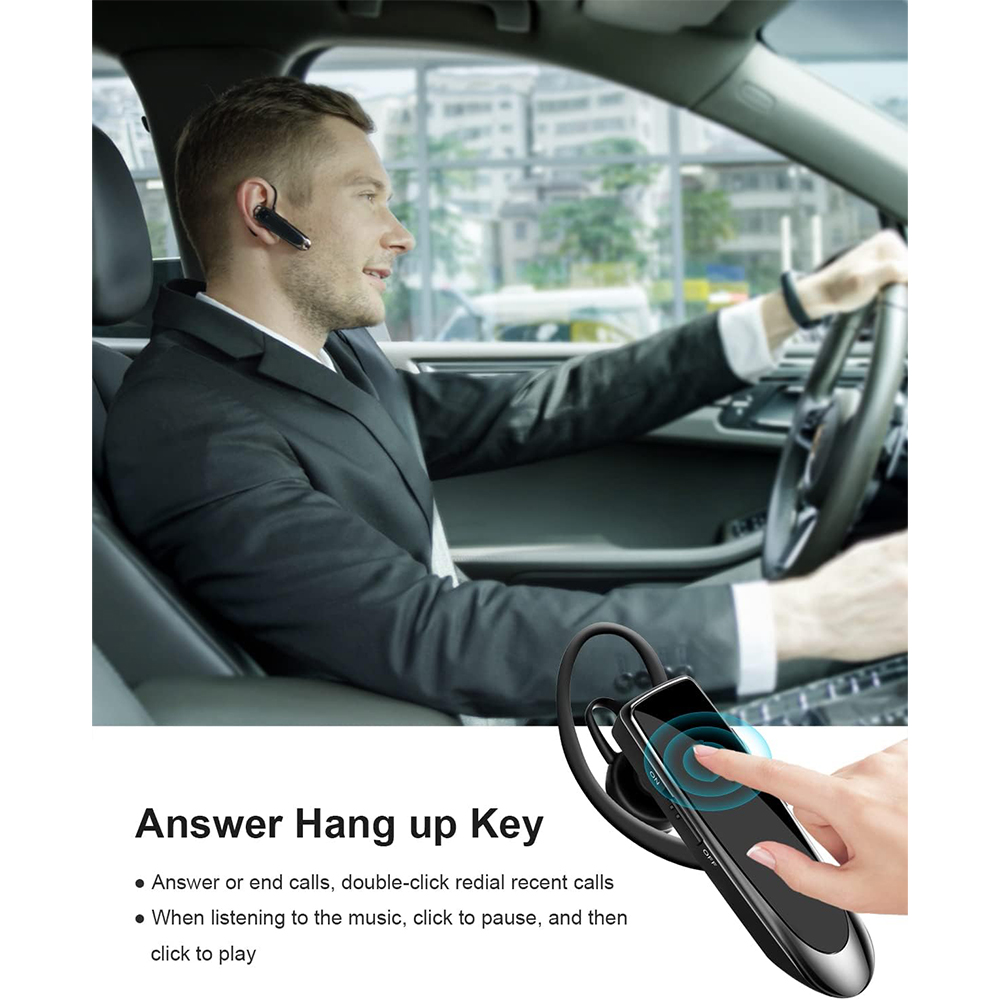 Ein Mann im Anzug benutzt während der Fahrt ein Bluetooth-Headset, wobei eine Hand im Vordergrund mit einem Smartphone interagiert.