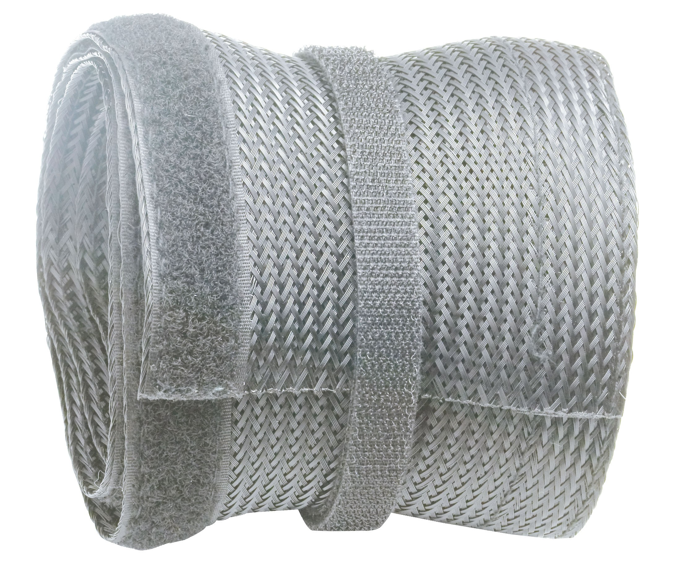 Un rotolo arrotolato di guaina per cavi intrecciata grigia con chiusure in velcro viene mostrato su uno sfondo bianco.