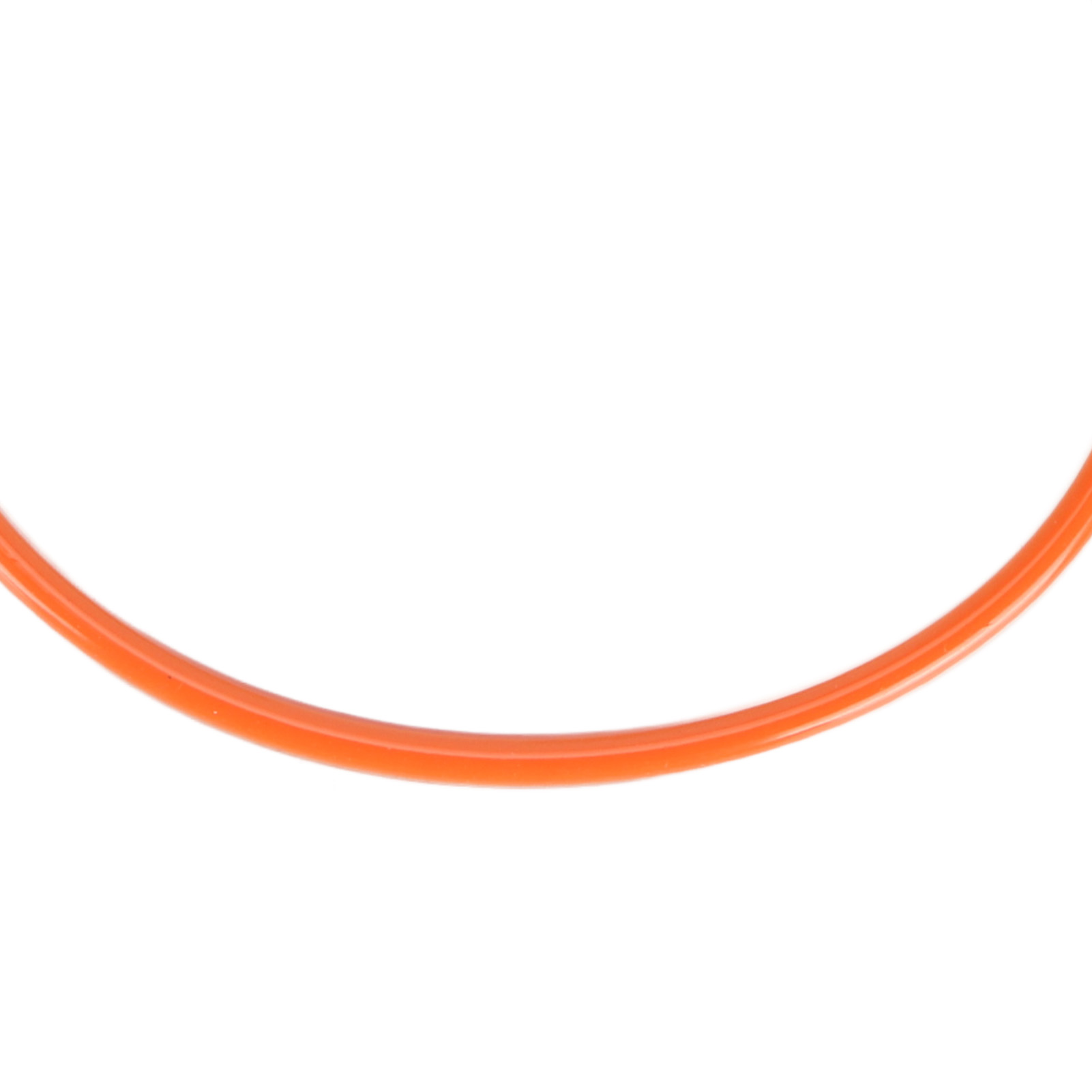 Nahaufnahme des orangefarbenen Bands von Knochenschallkopfhörern vor einem weißen Hintergrund.