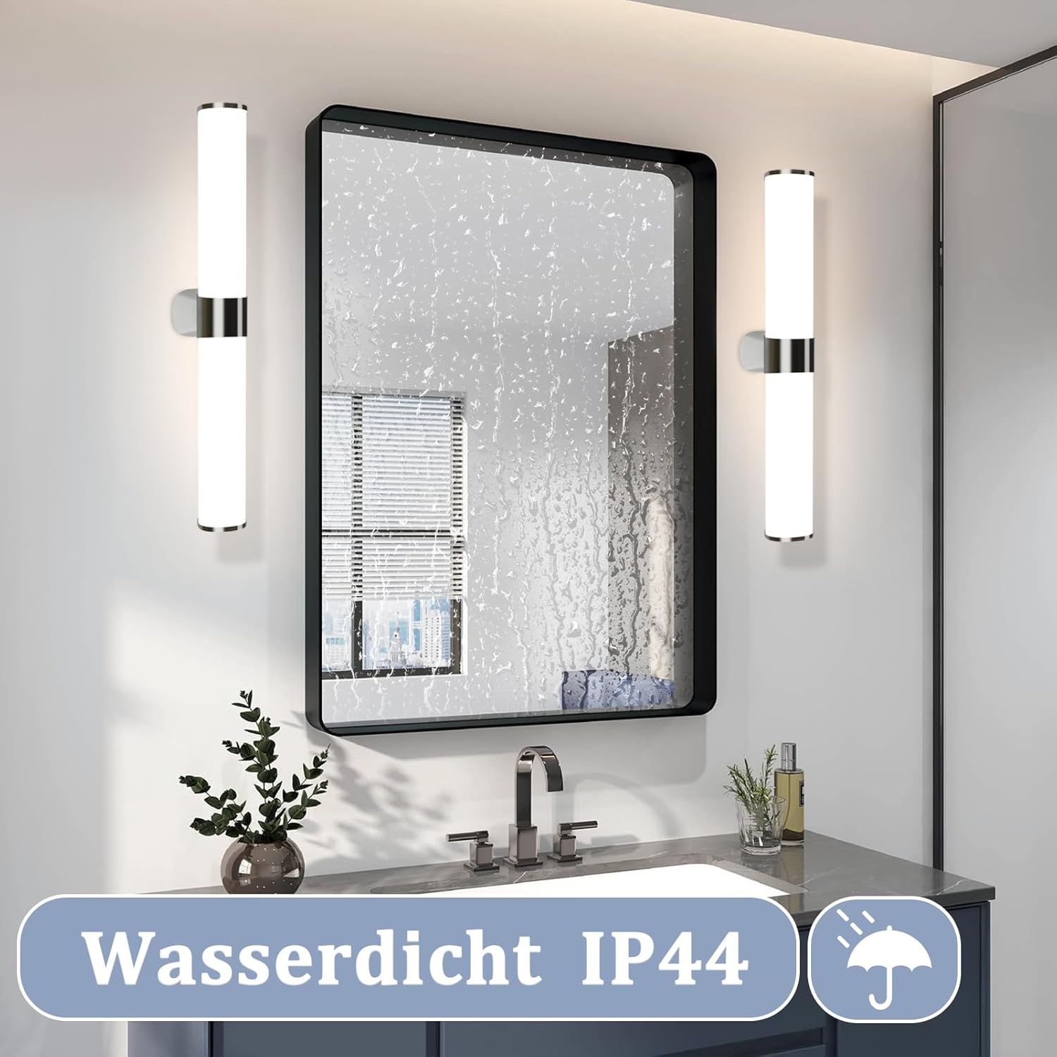 Modernes Badezimmer mit Waschtischlampen, einem Spiegel, der ein Fenster reflektiert, und einem Waschbecken.