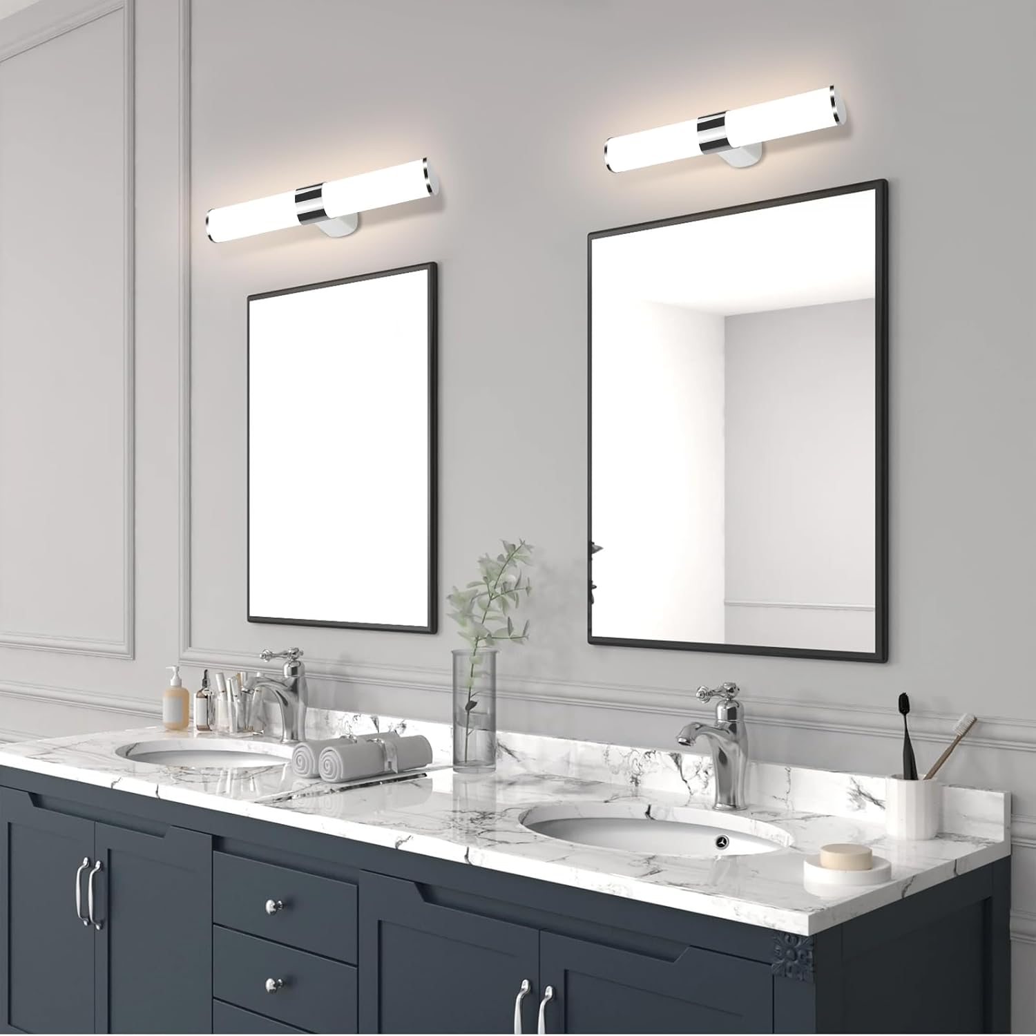 Badezimmer mit Doppelwaschtisch, Marmorplatte, zwei Spiegeln und moderner Beleuchtung.