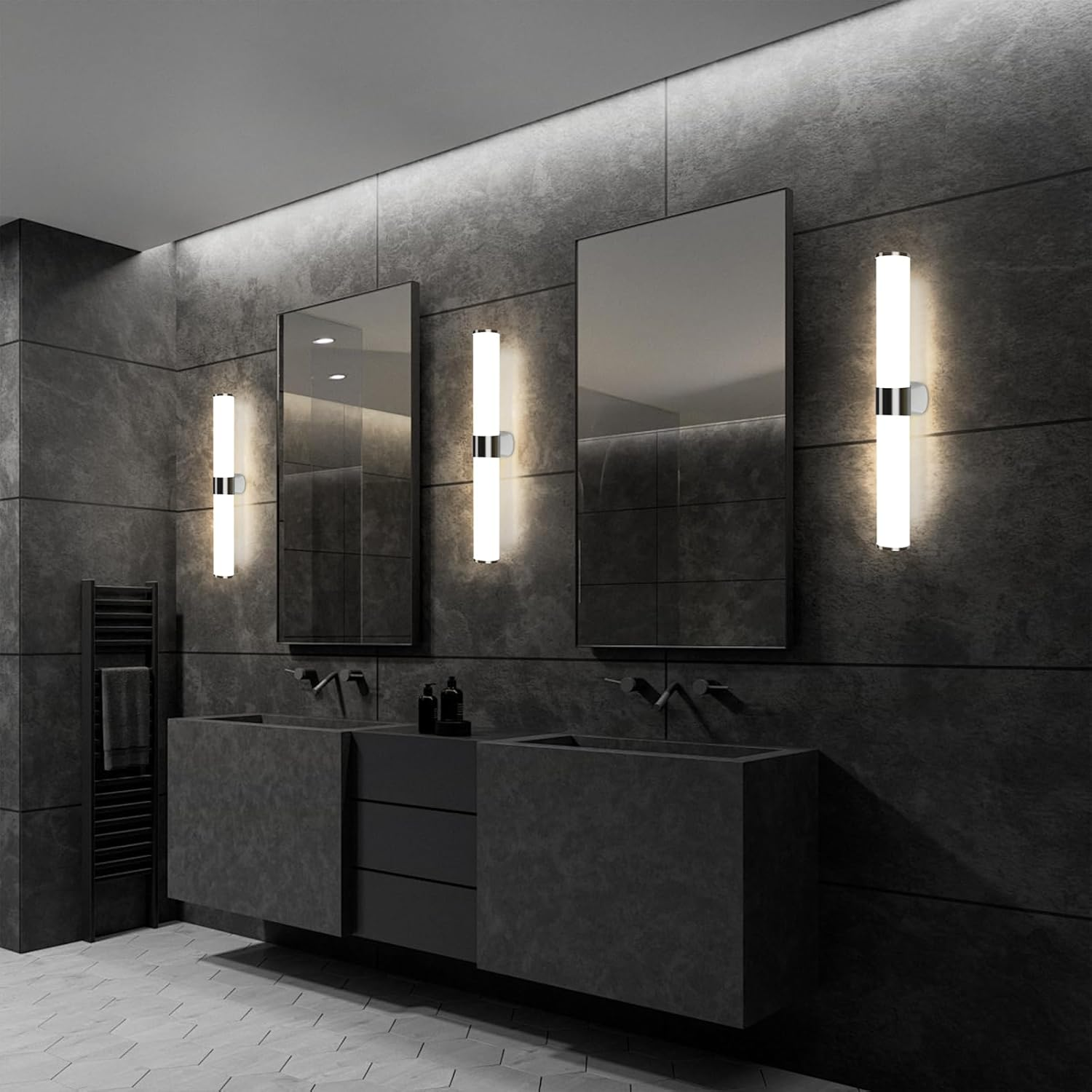 Modernes Badezimmer mit grauen Wänden, zwei Waschbecken, Spiegeln mit Lichtern und einem Handtuchwärmer.