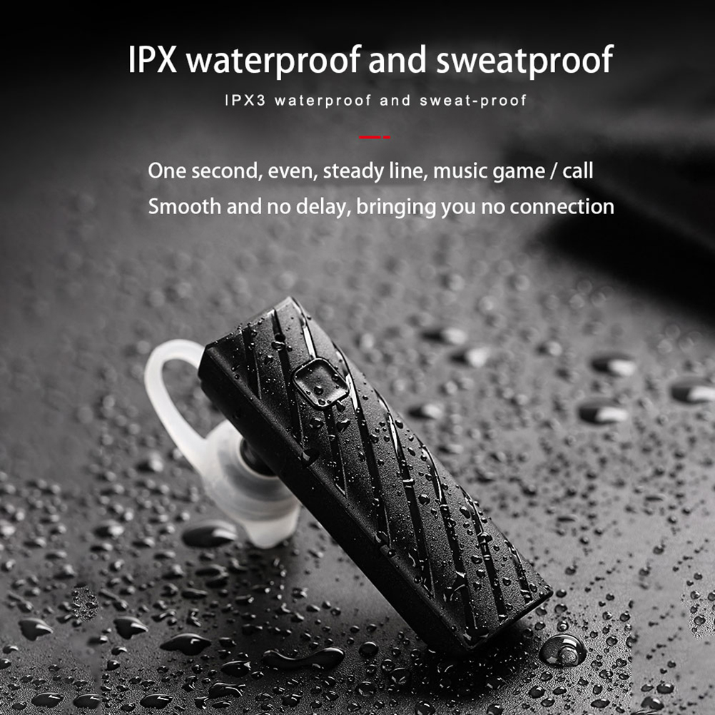 Ein schwarzes, wasserdichtes IPX-Bluetooth-Headset auf einer dunklen, nassen Oberfläche.