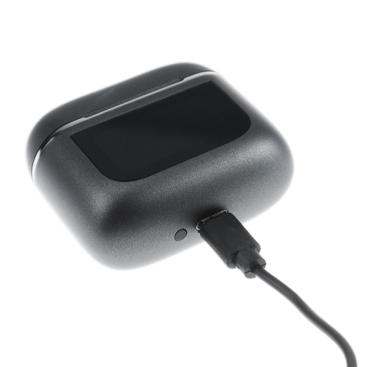 Ein schwarzes Ladeetui ist mit einem Kabel auf weißem Hintergrund angeschlossen, von links oben abgewinkelt.