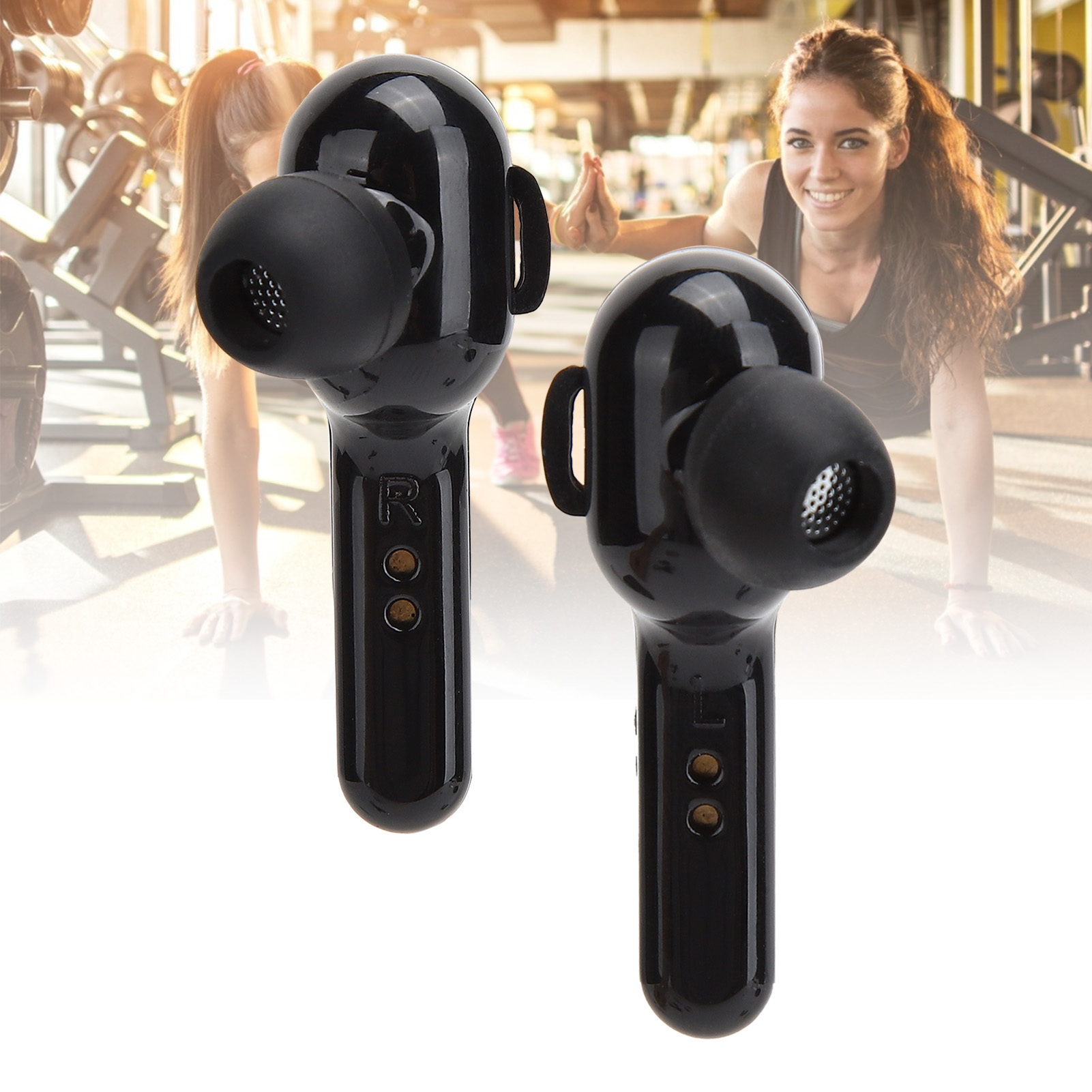 Zwei schwarze Ohrhörer, einer mit 'R' beschriftet, auf weißem Hintergrund. Zwei Personen trainieren im Hintergrund in einem Fitnessstudio.