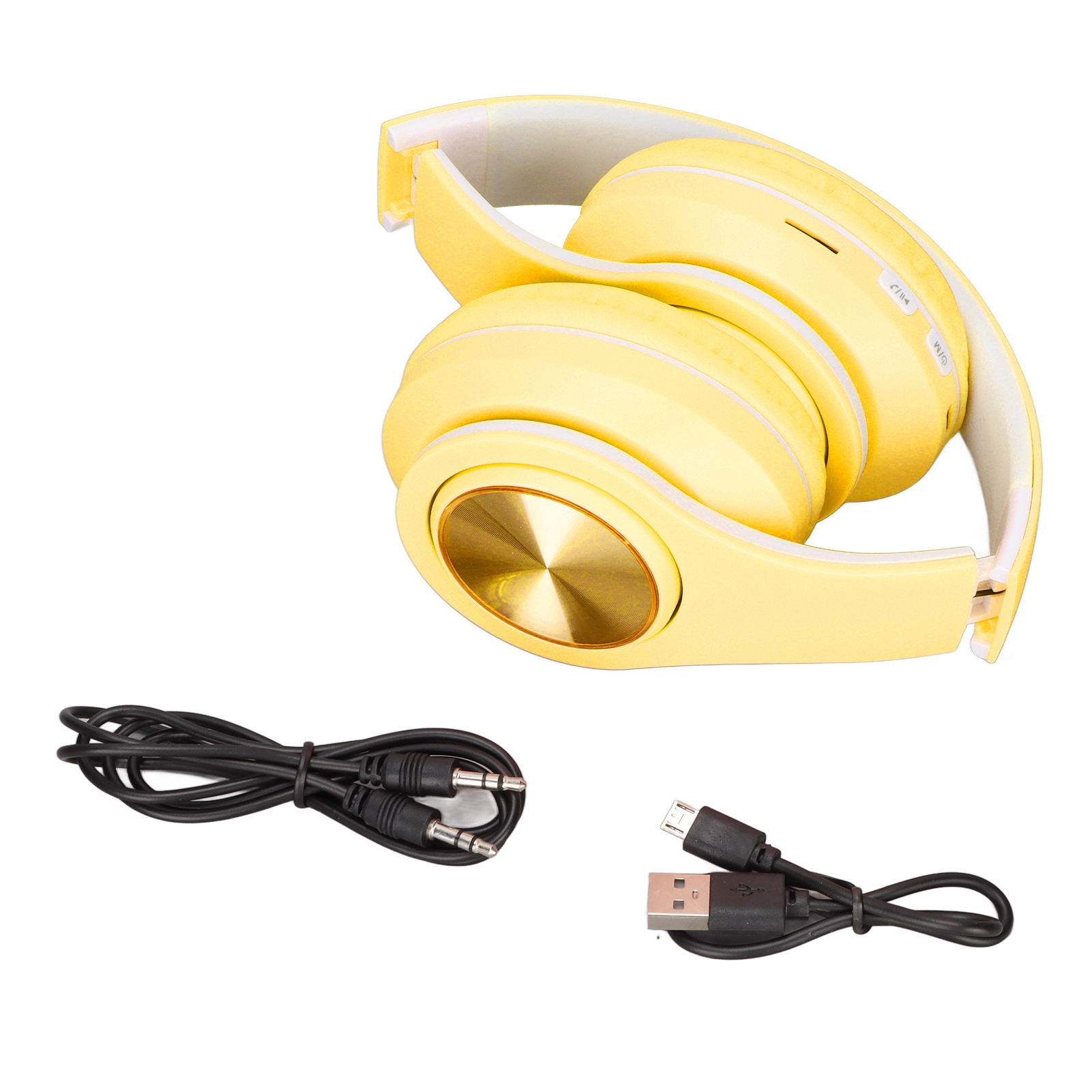 Zusammengeklappte gelbe Kopfhörer mit Audio- und Ladekabeln auf weißem Hintergrund.