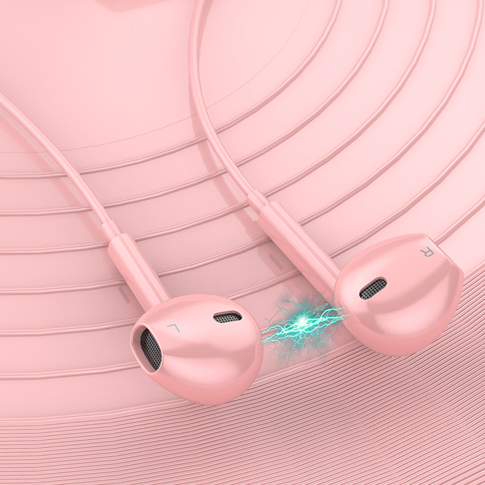 Nahaufnahme von rosa In-Ear-Kopfhörern, die magnetische Anziehungskraft vor einem rosa Hintergrund zeigen.
