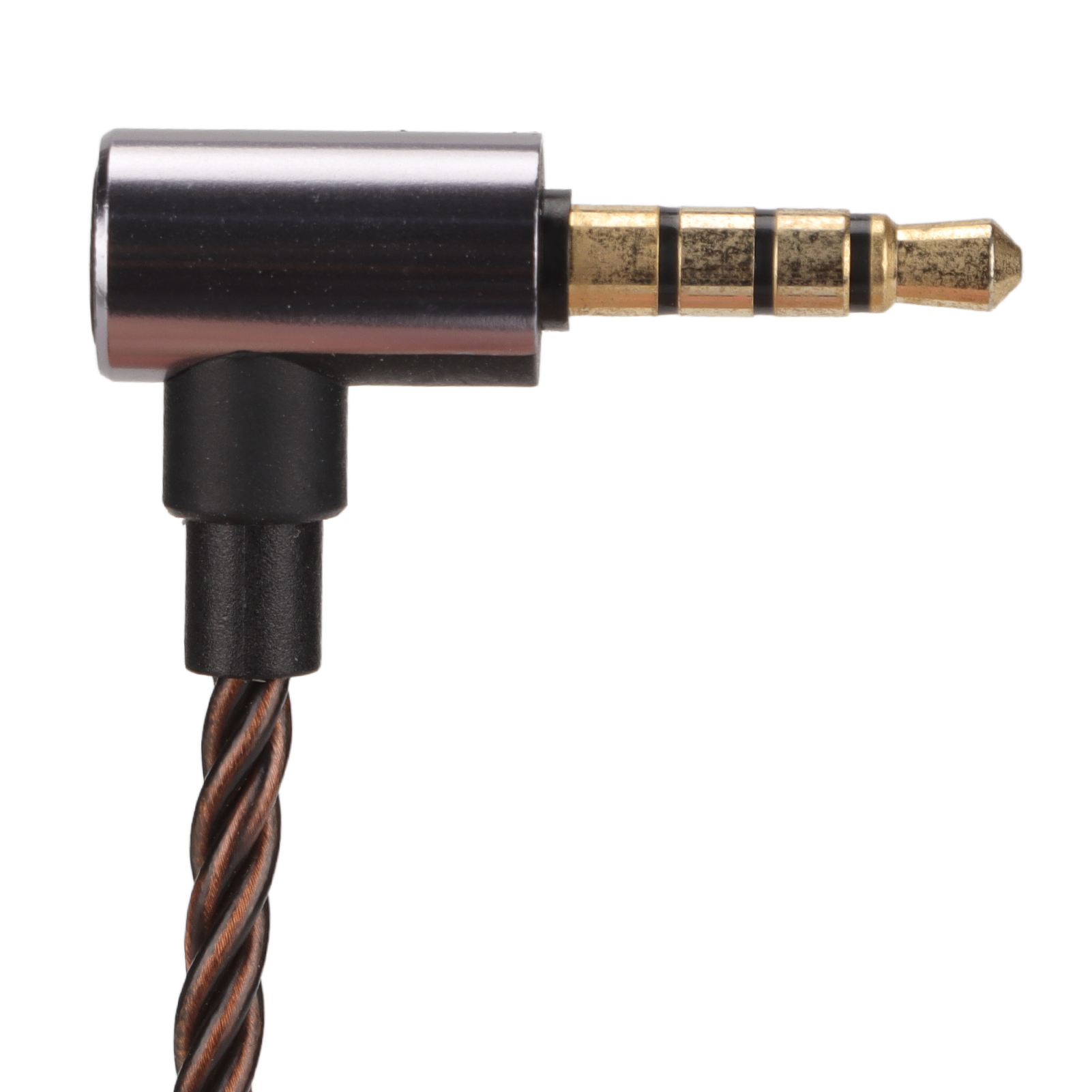 Nahaufnahme eines abgewinkelten 3,5-mm-Anschlusses mit braunem Kabel.