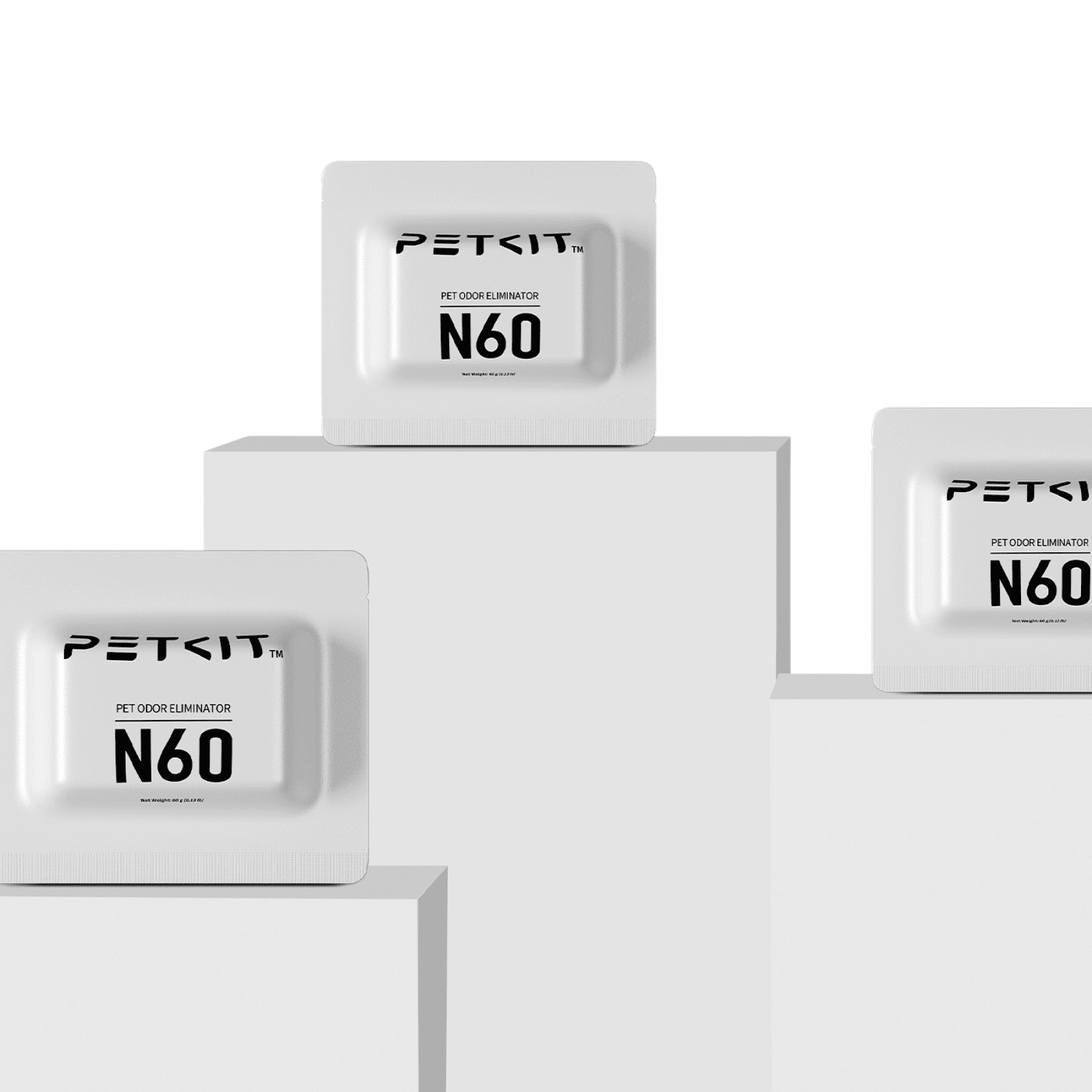 Drei weiße PETKIT-Haustiergeruchsentferner-Packungen auf weißen Sockeln, die in einer minimalistischen Produktdisplay angeordnet sind.