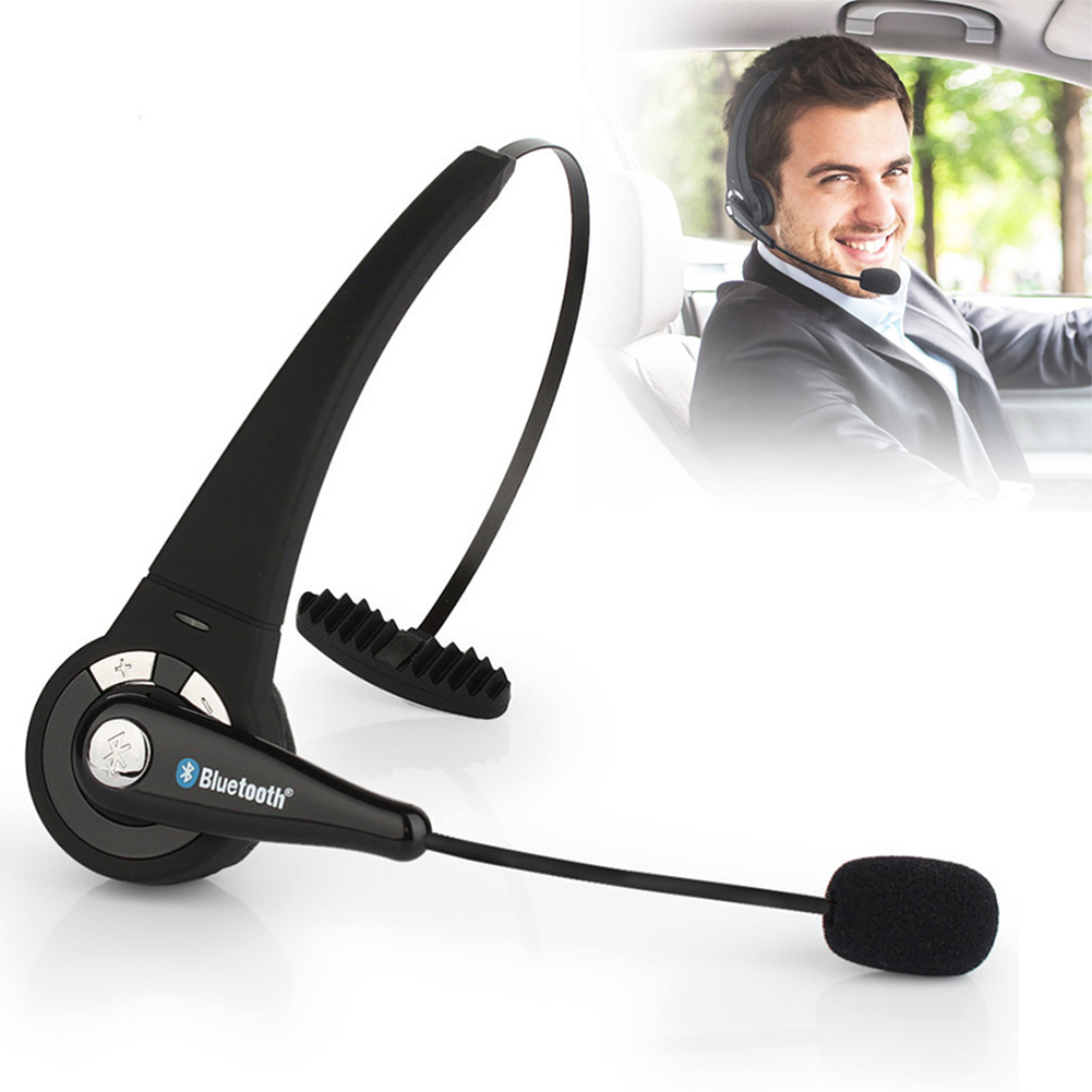 Ein schwarzes drahtloses Headset mit einem Mikrofon und einem Mann in einem Auto.
