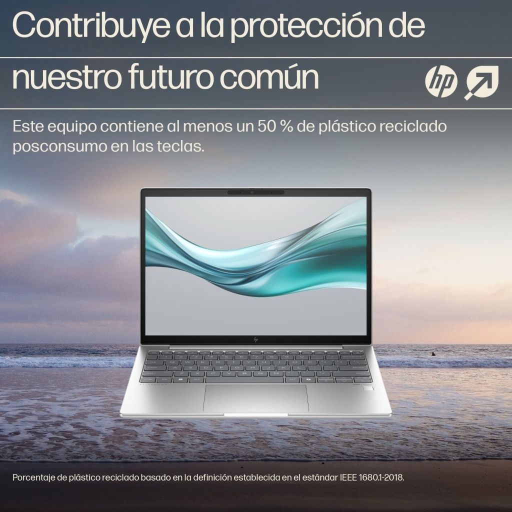Laptop en playa con texto: Contribuye a proteger nuestro futuro común. Logo HP, escena playa.