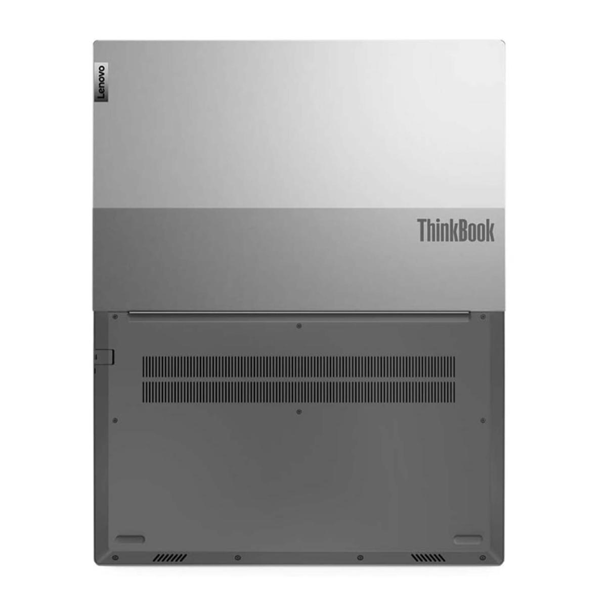 Una vista inferior de un portátil Lenovo ThinkBook gris de dos tonos sobre un fondo blanco.