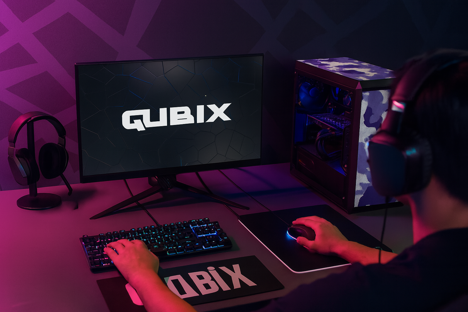 Osoba korzystająca z komputera przy biurku z monitorem, klawiaturą, myszą i słuchawkami.