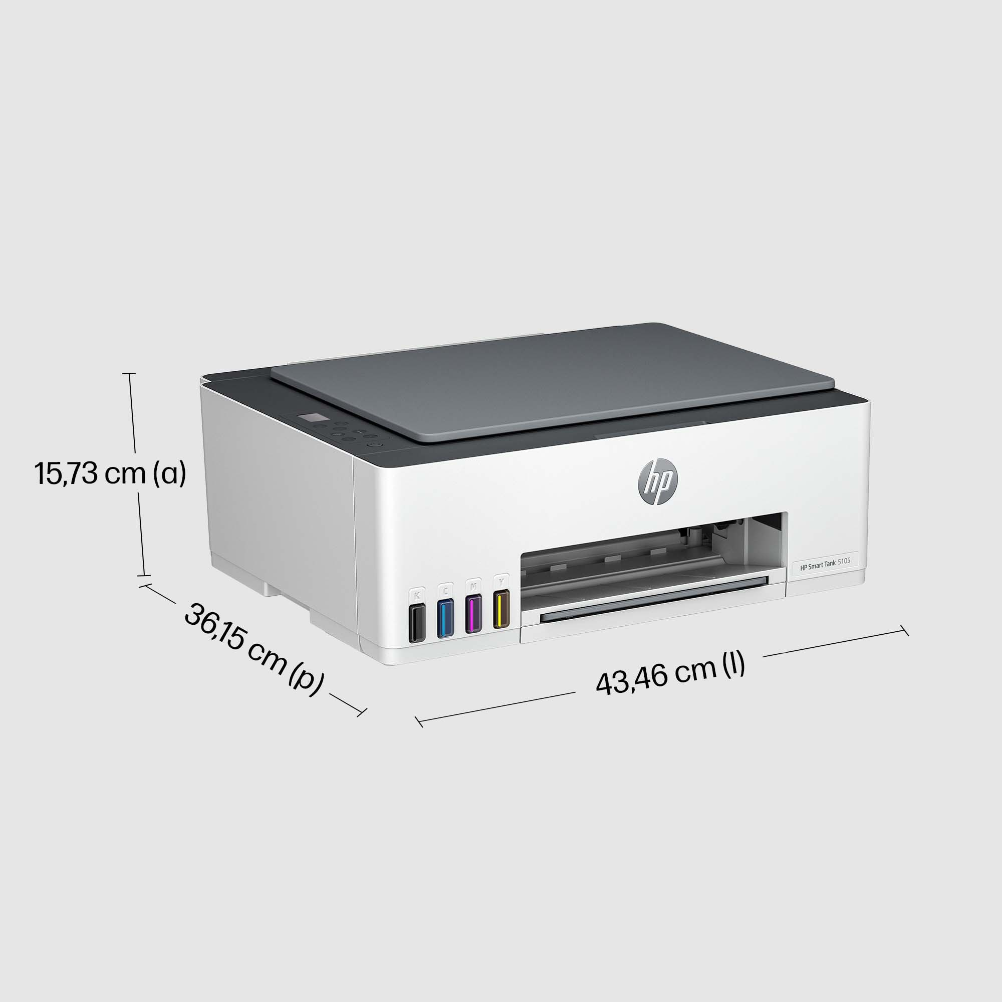 Una impresora HP Smart Tank blanca con dimensiones etiquetadas en centímetros sobre un fondo gris.