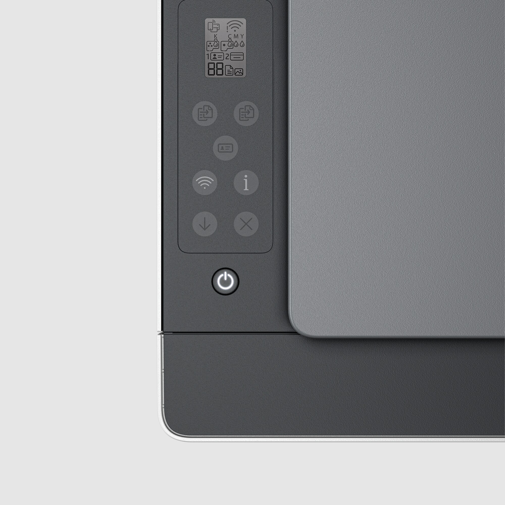 Primer plano del panel de control de una impresora con botones, iconos de pantalla y una superficie gris.