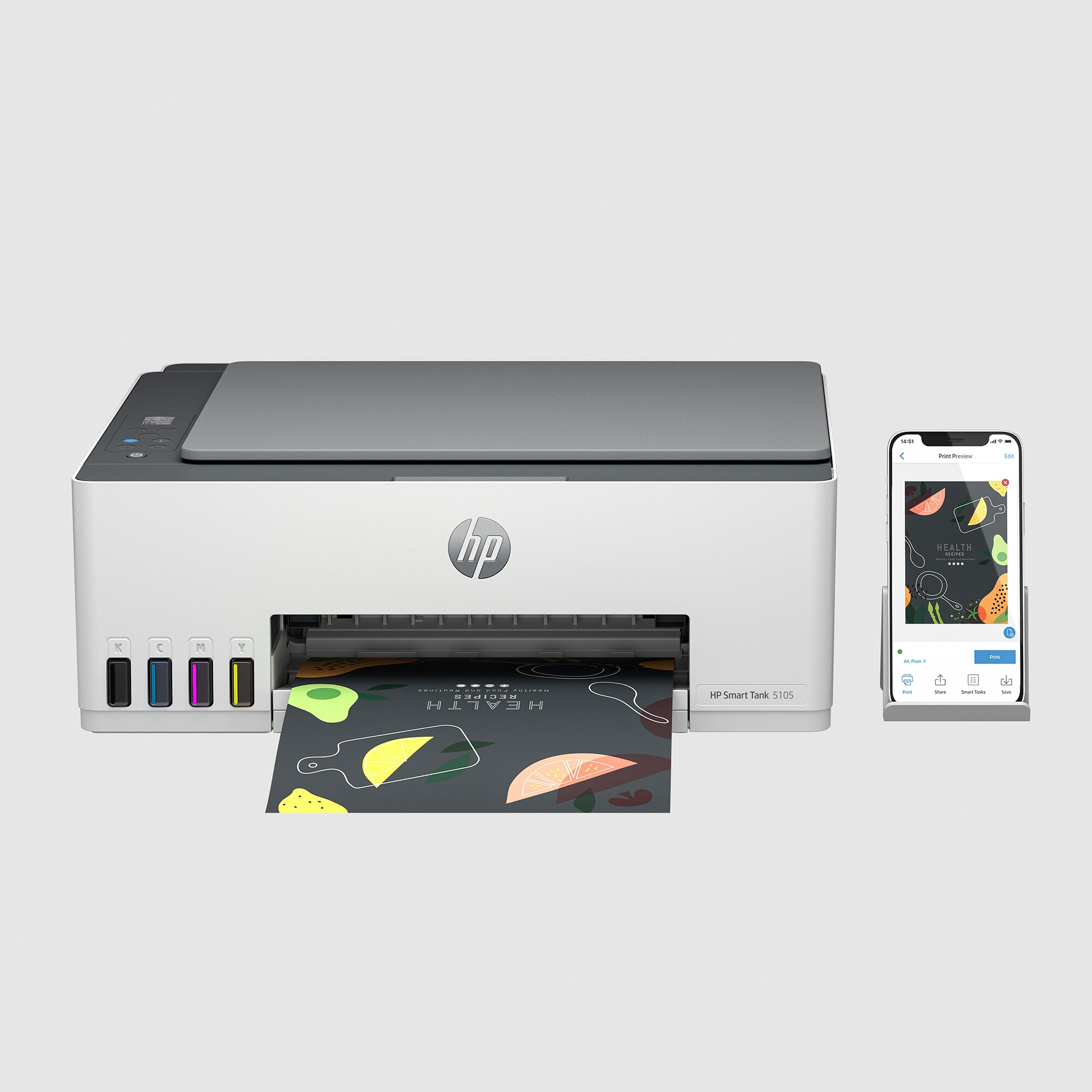 Una impresora HP Smart Tank blanca imprimiendo un documento, con un smartphone que muestra una aplicación de recetas saludables cerca.
