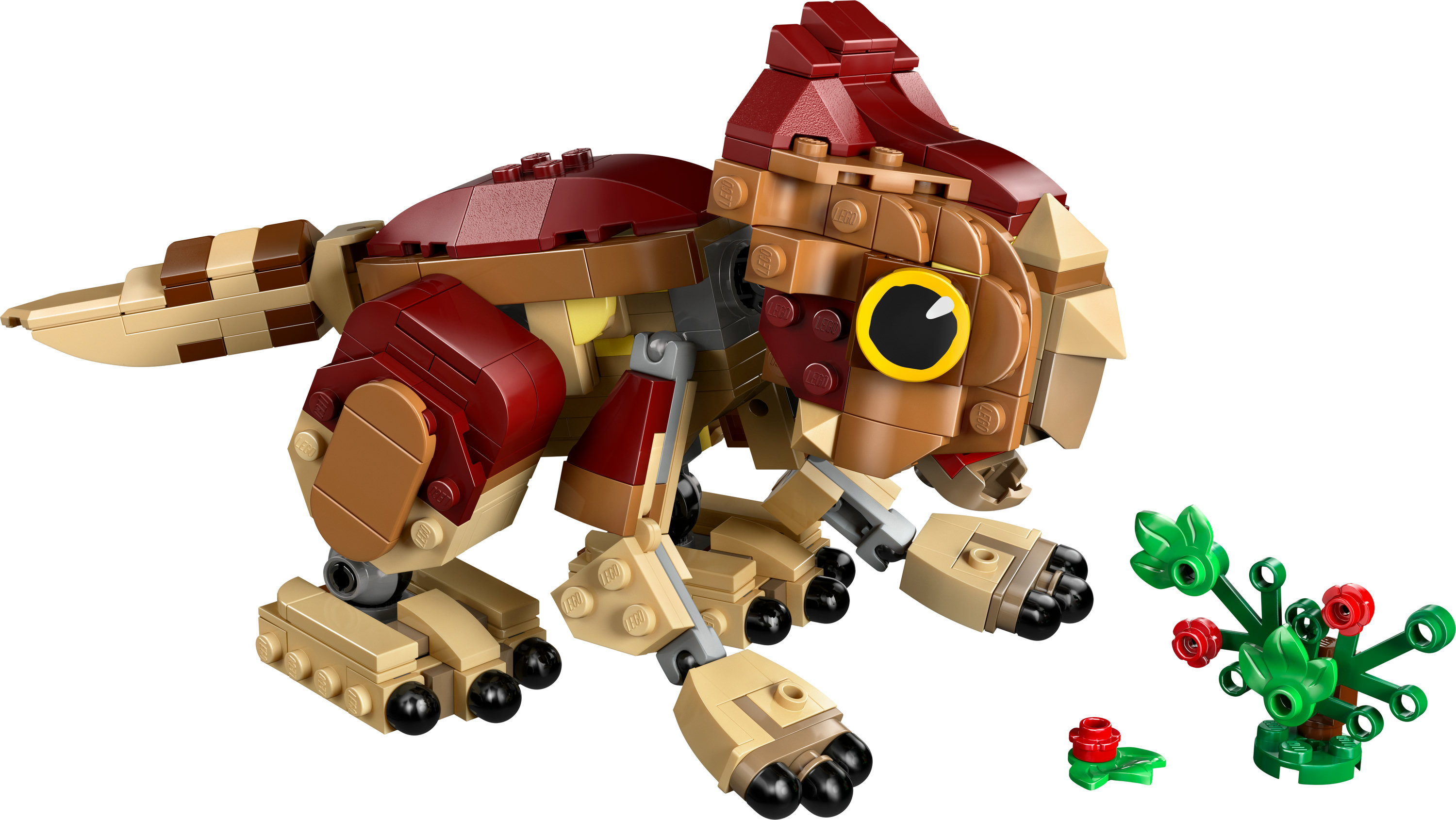 Dinosaurio Lego Aquilops con bloques marrones y rojos. Tiene un arbusto con flores rojas.