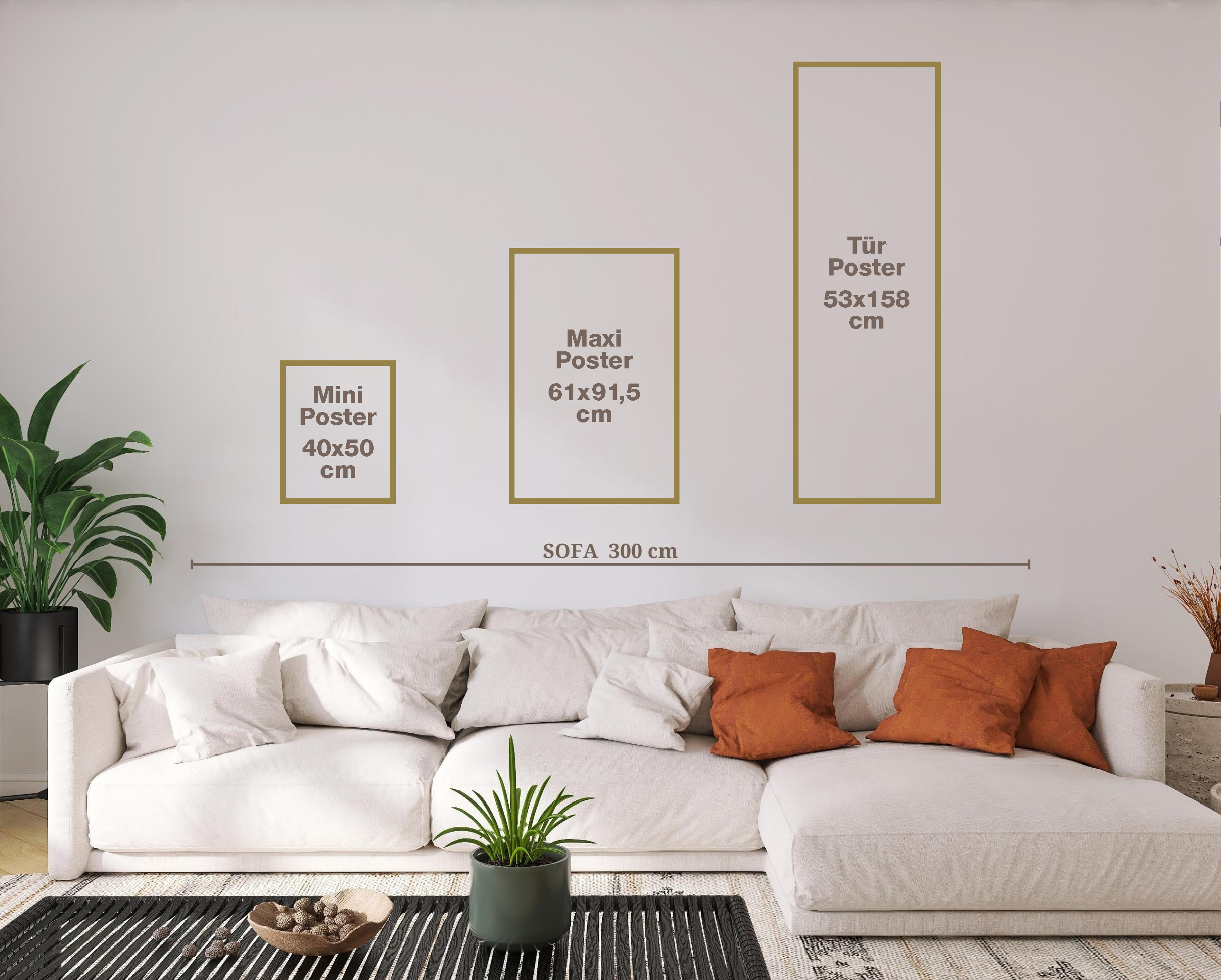 Innenraum mit weißem Sofa und drei gerahmten Postern an der Wand.