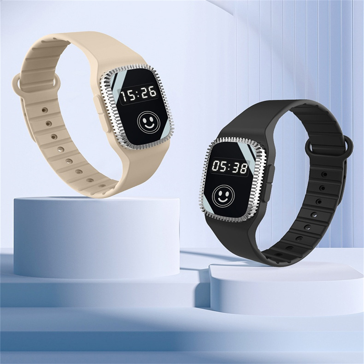 Zwei Digitaluhren, eine beige mit der Anzeige "15:26" und eine schwarze mit der Anzeige "05:38", beide mit Smileys.