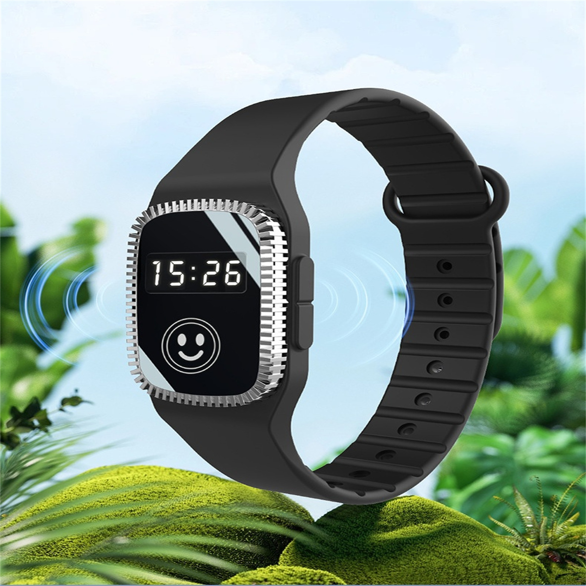 Eine schwarze Digitaluhr, die über dem Grün schwebt und "15:26" und ein Smiley anzeigt.
