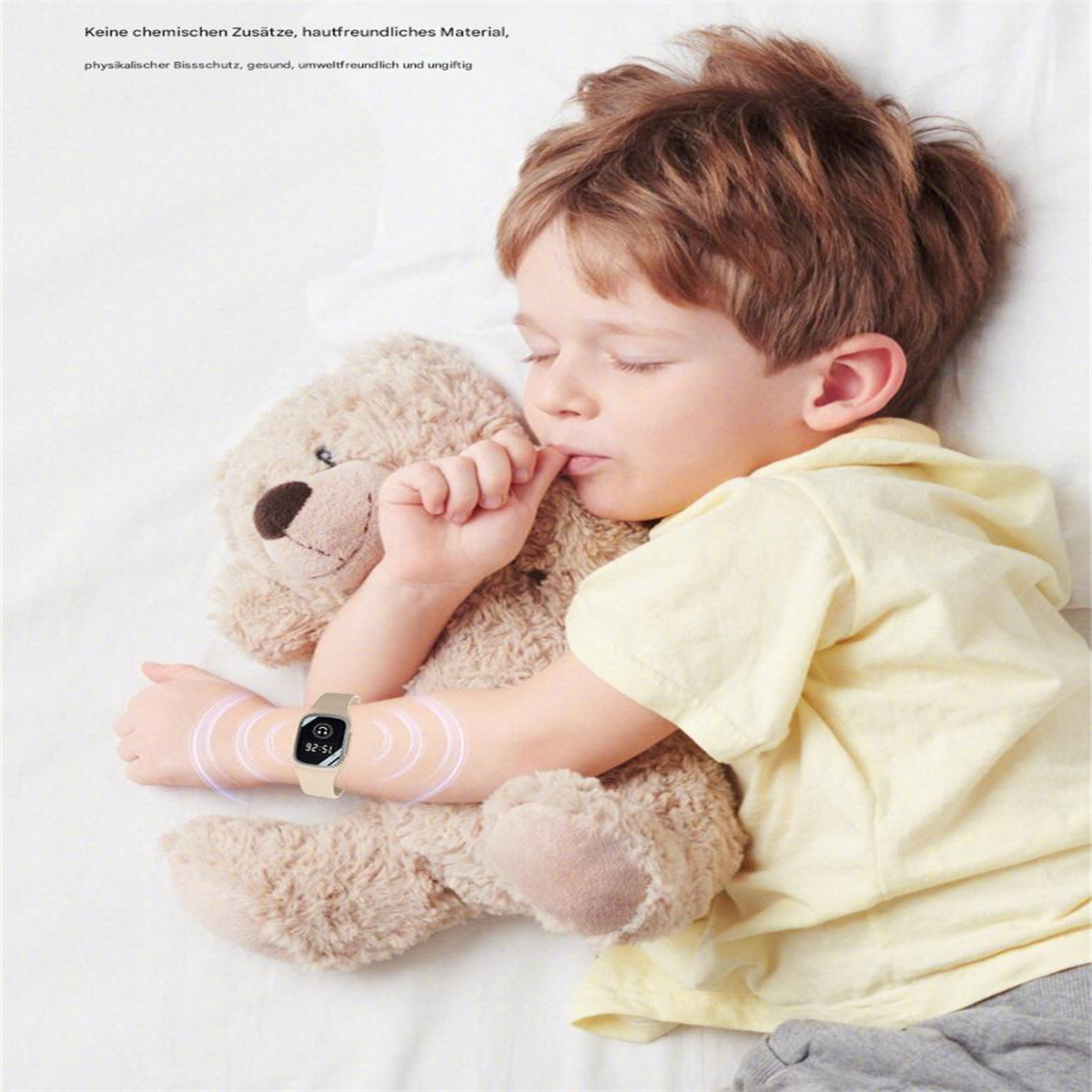 Ein kleines Kind schläft mit einem Teddybären und trägt eine beige Digitaluhr am Handgelenk.