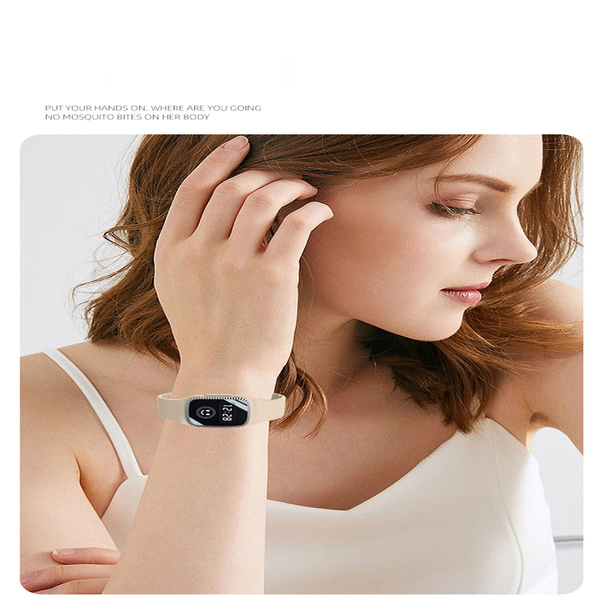 Eine Frau trägt eine beige Digitaluhr am Handgelenk. Die angezeigte Uhrzeit ist 12:28.