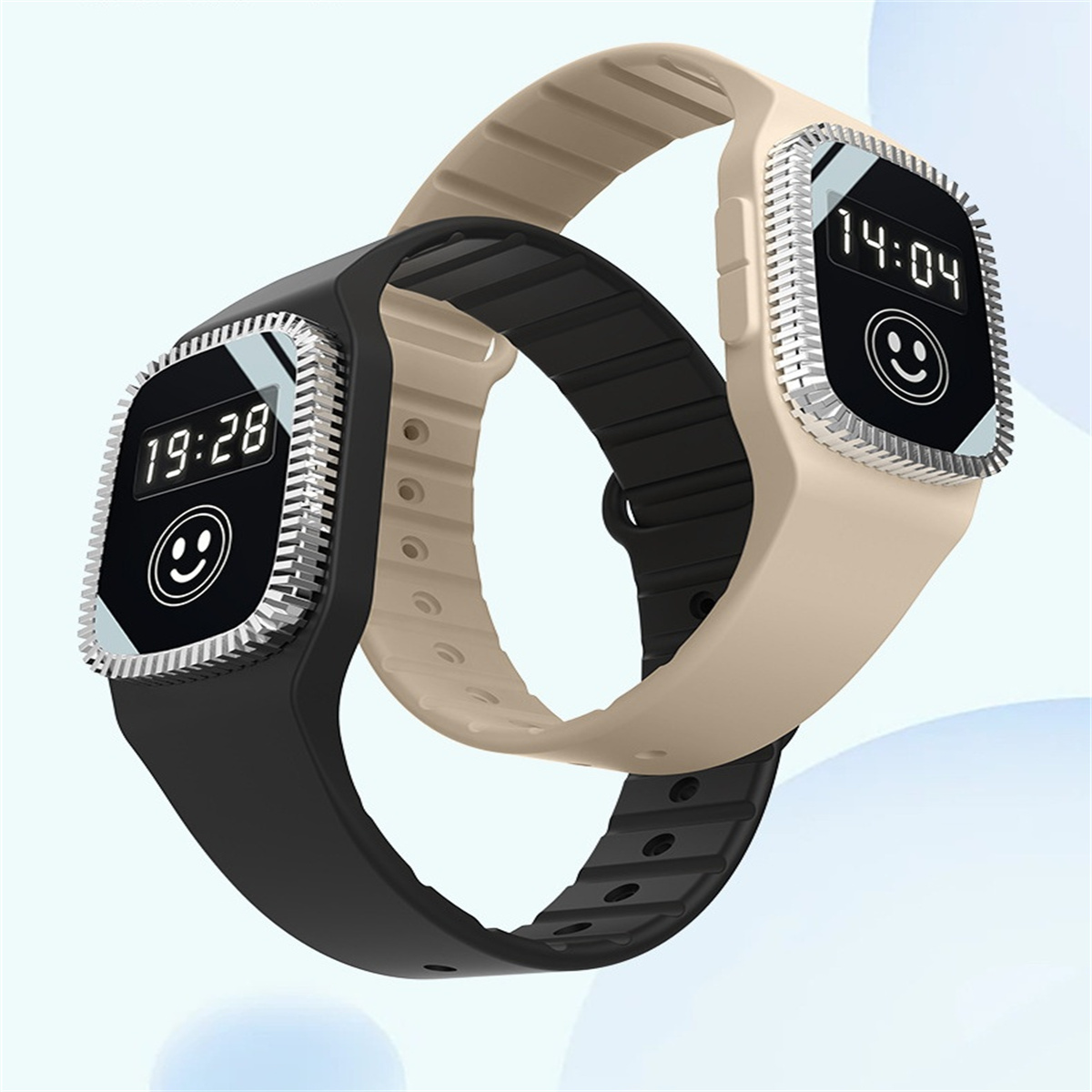 Zwei Smartwatches, eine schwarze und eine beige, zeigen die Uhrzeit und ein Smiley auf ihren Bildschirmen.