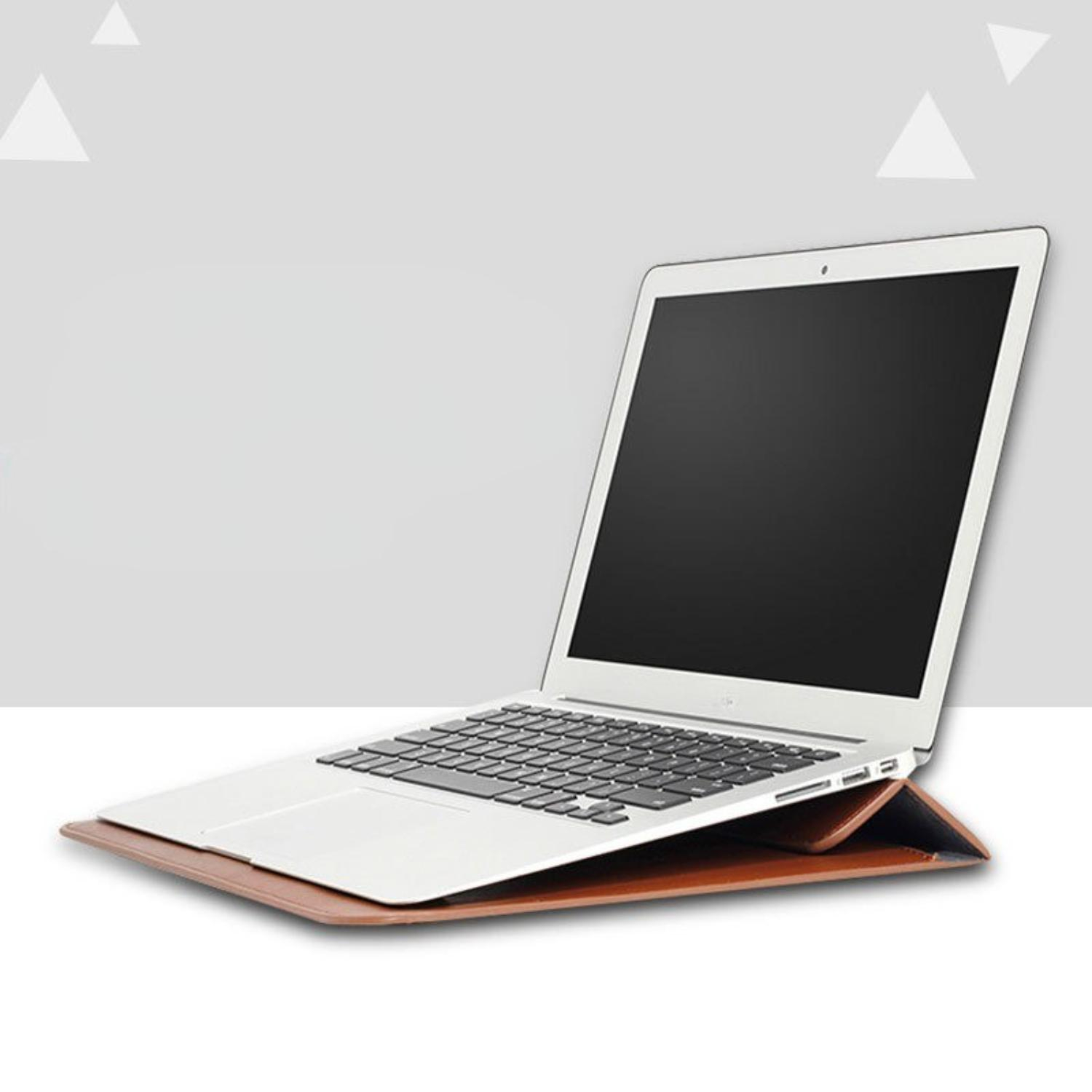 Laptop auf einem braunen Ständer. Der Laptop ist silbern mit schwarzer Tastatur. Der Ständer ist aus braunem, lederartigem Material.