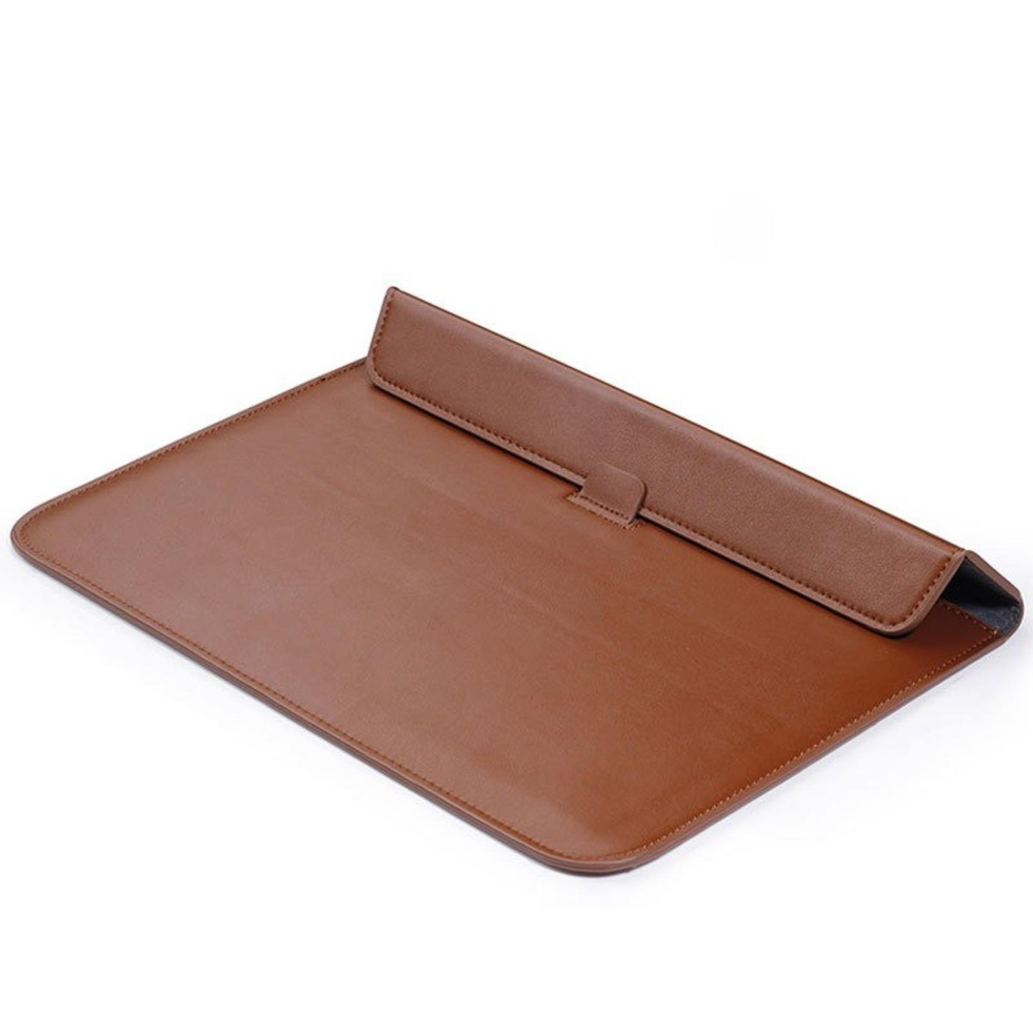 Braune Laptoptasche. Sie hat eine rechteckige Form mit einem Klappenverschluss. Die Oberfläche hat eine lederartige Textur. Weißer Hintergrund.