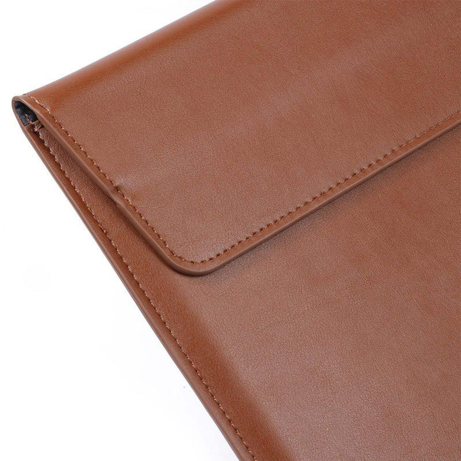 Nahaufnahme einer braunen Laptoptasche. Die Oberfläche hat eine lederartige Textur. Die Nähte sind sichtbar. Weißer Hintergrund.