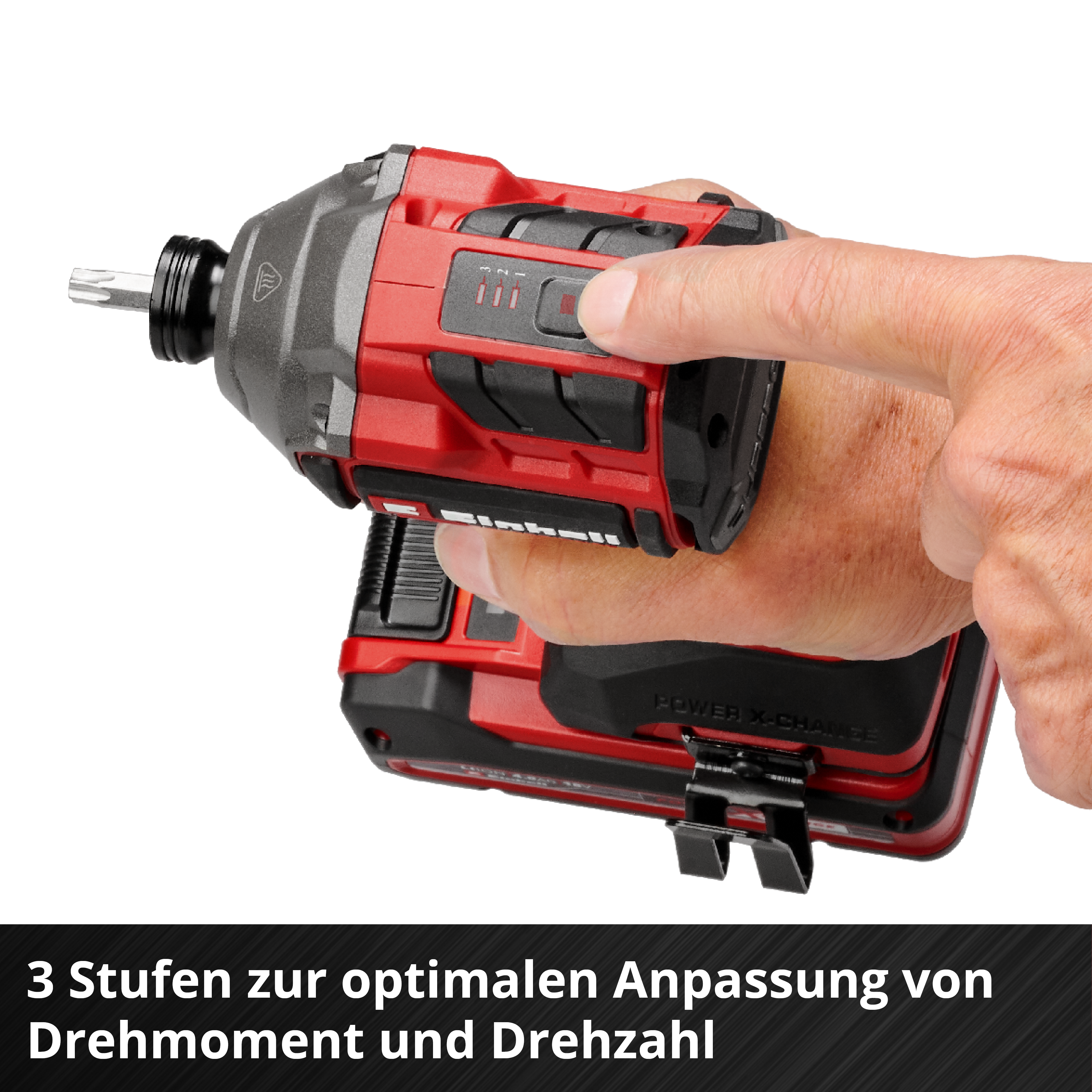 Hand stellt die Leistungseinstellung an einem rot-schwarzen Schlagschrauber ein. Der Schrauber hat drei Leistungsstufen.