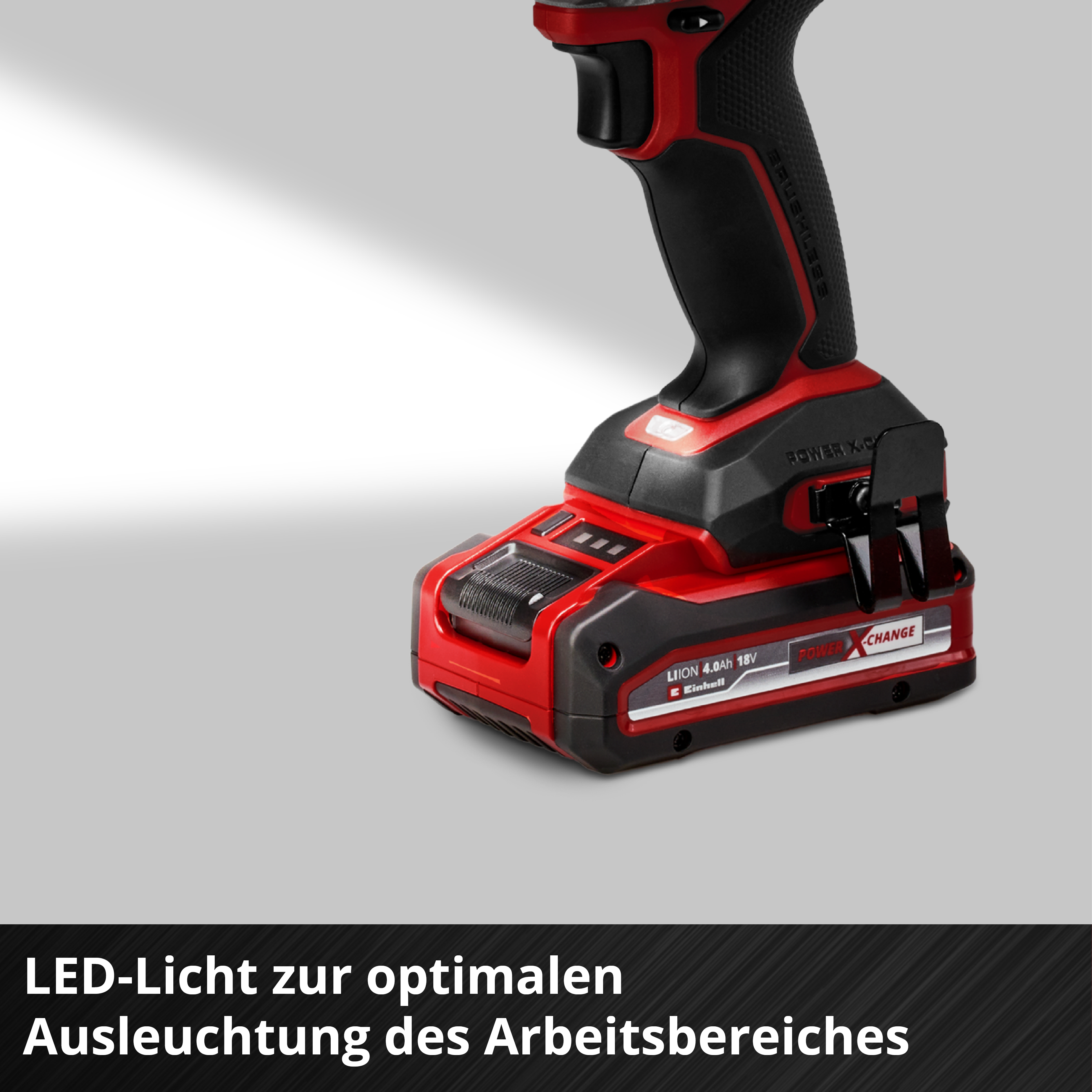 Nahaufnahme eines rot-schwarzen Einhell Akku-Bohrers mit LED-Licht, das den Bereich ausleuchtet.
